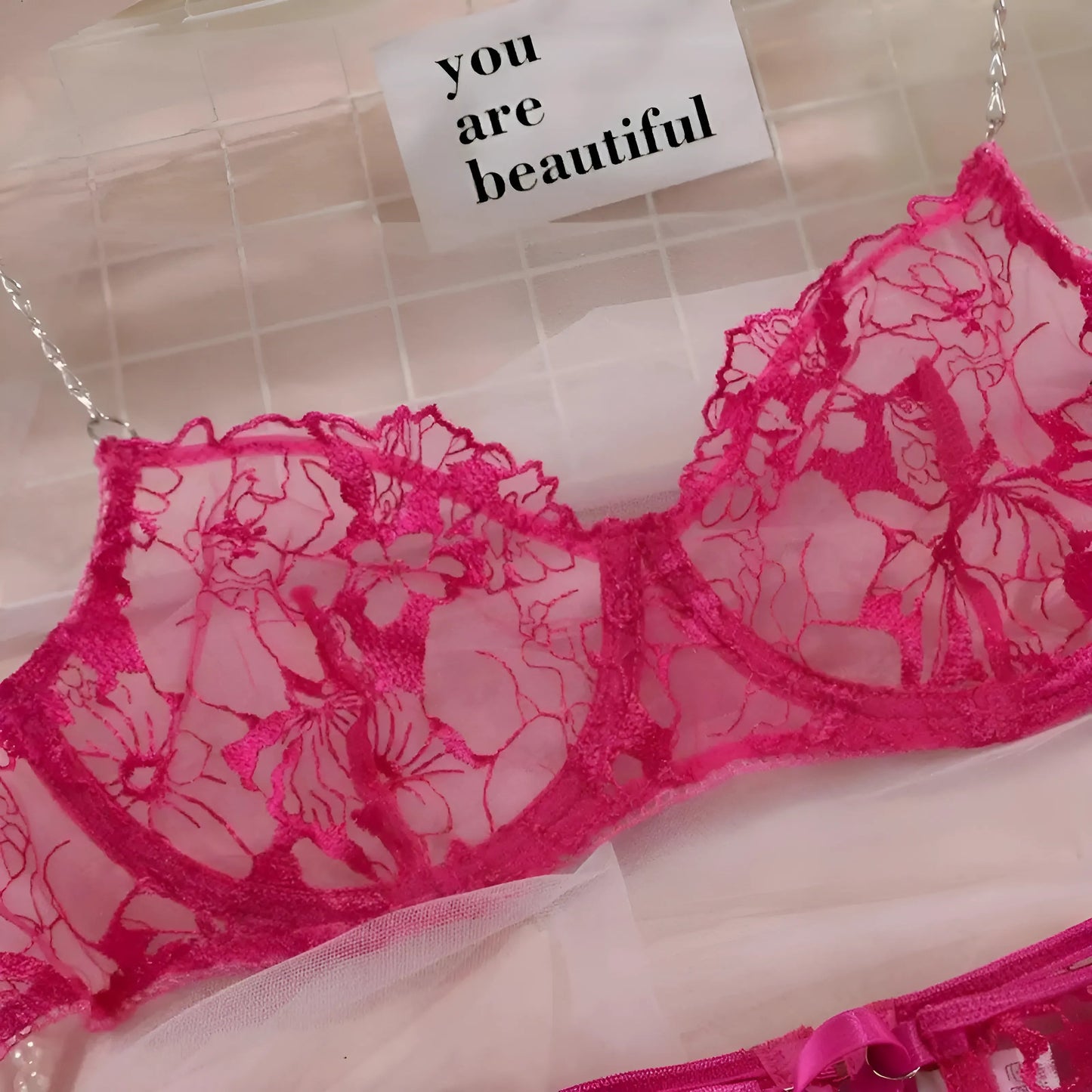 Ensemble de lingerie en dentelle avec chaînes