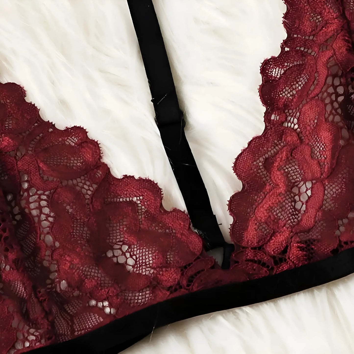 Ensemble de lingerie en dentelle avec des bretelles décoratives