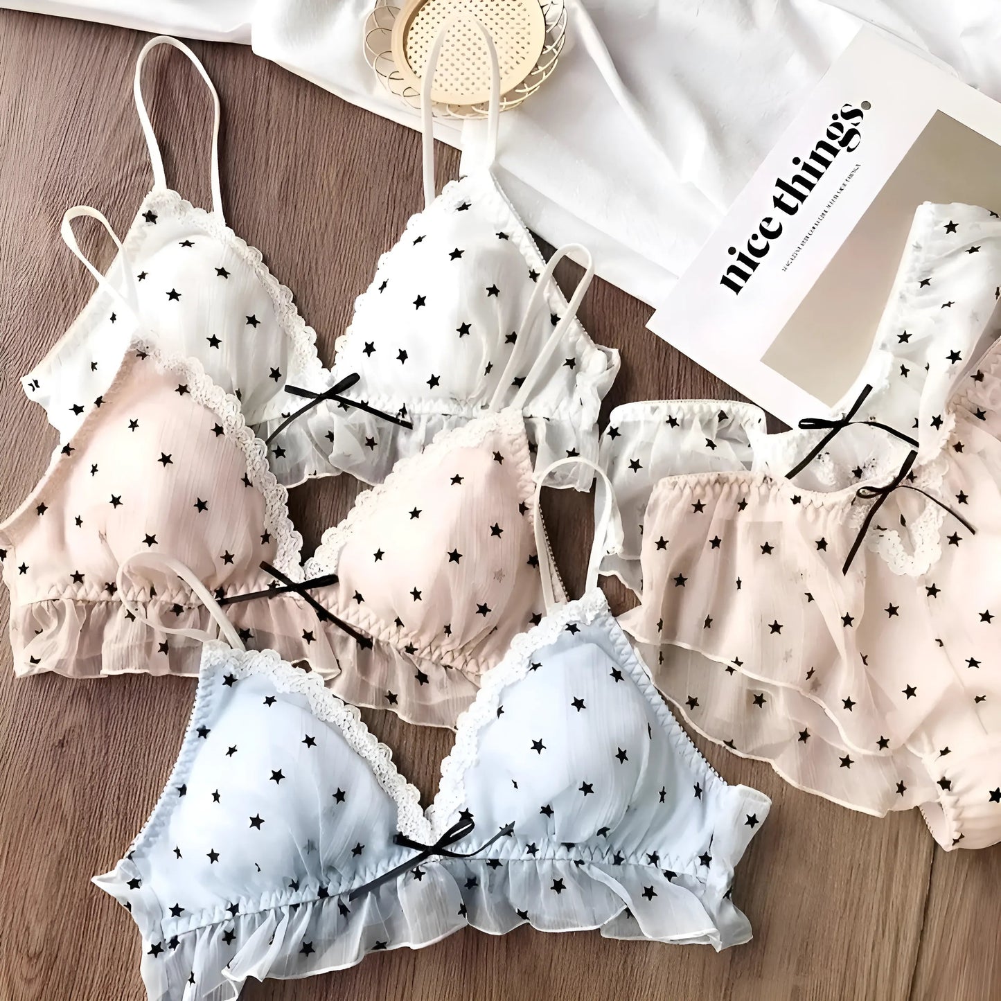 Ensemble de lingerie en dentelle avec des étoiles noires