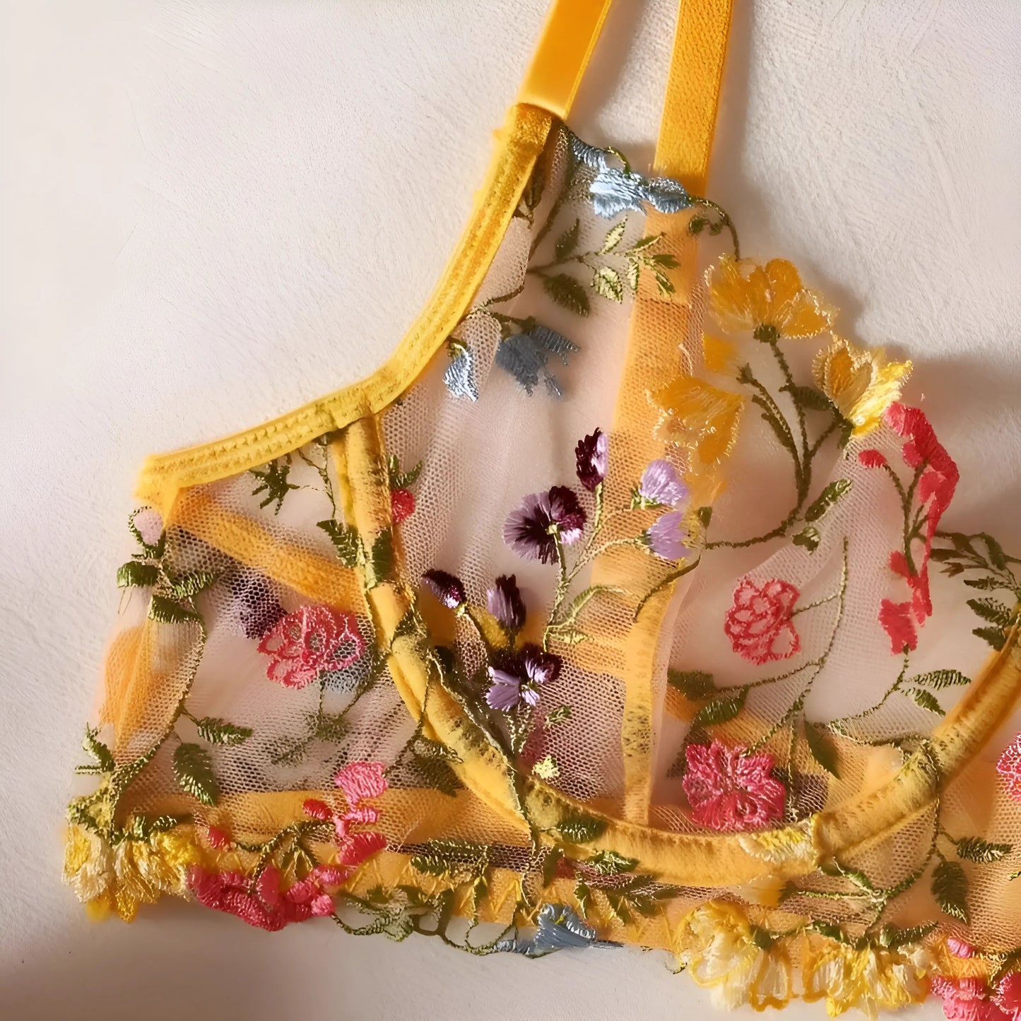Ensemble de lingerie en dentelle avec des fleurs brodées