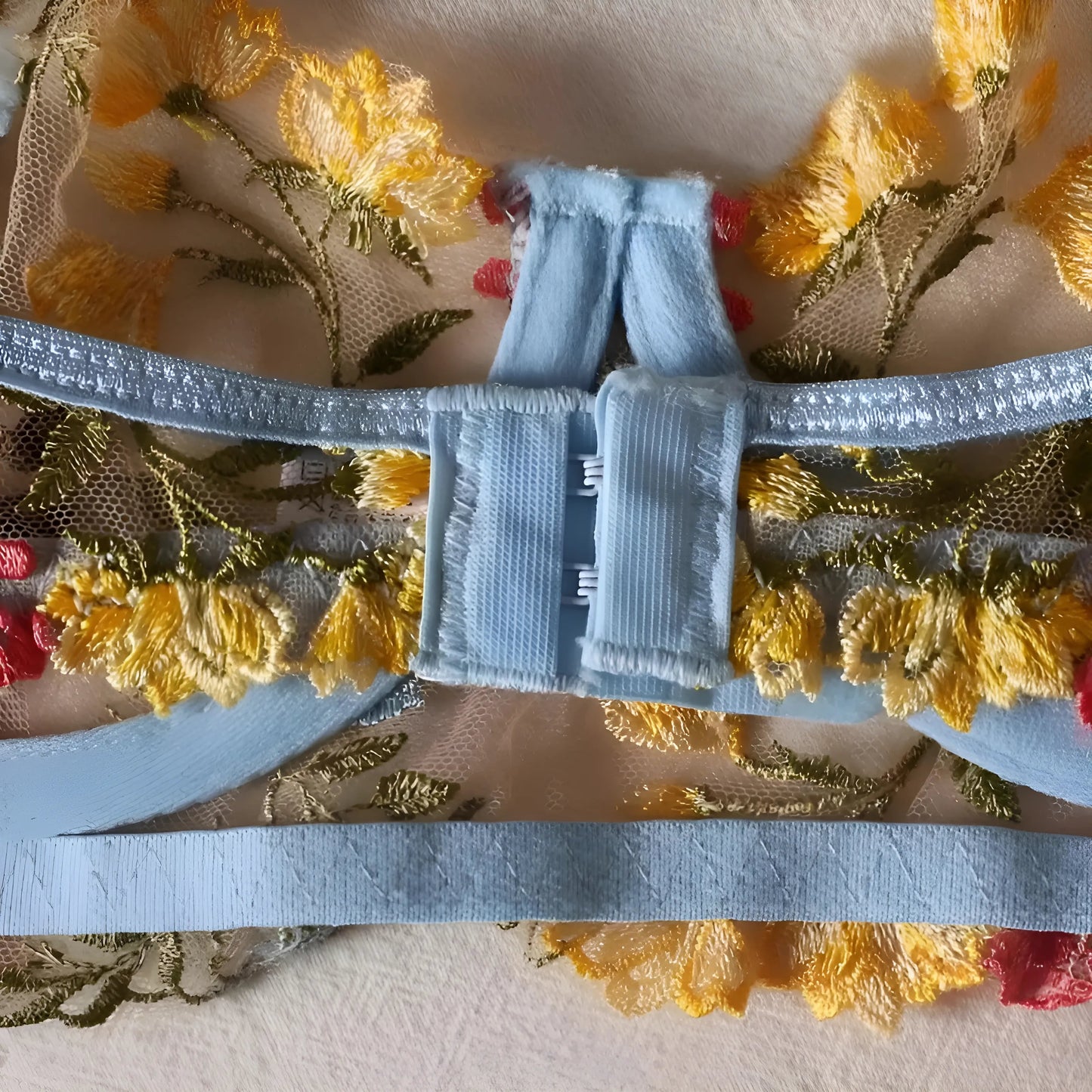 Ensemble de lingerie en dentelle avec des fleurs brodées