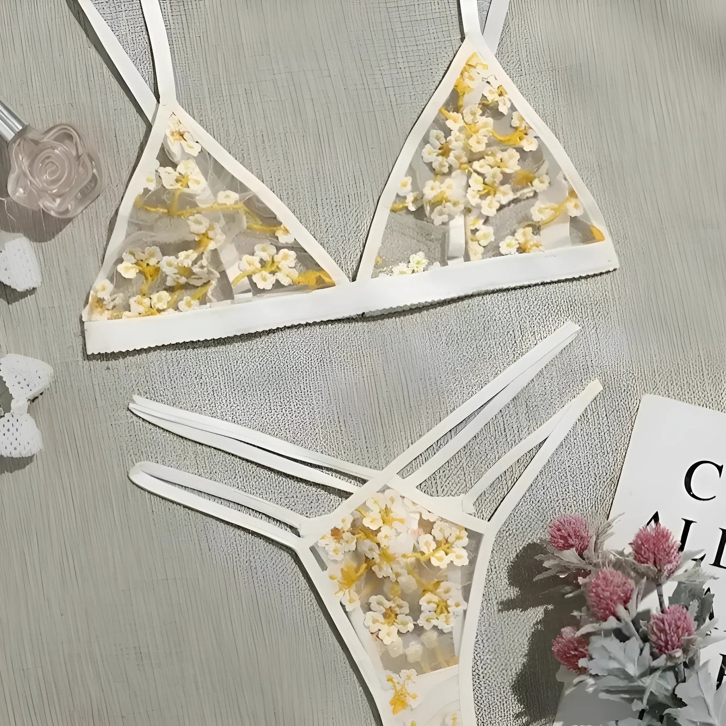 Ensemble de lingerie en dentelle avec des fleurs jaunes