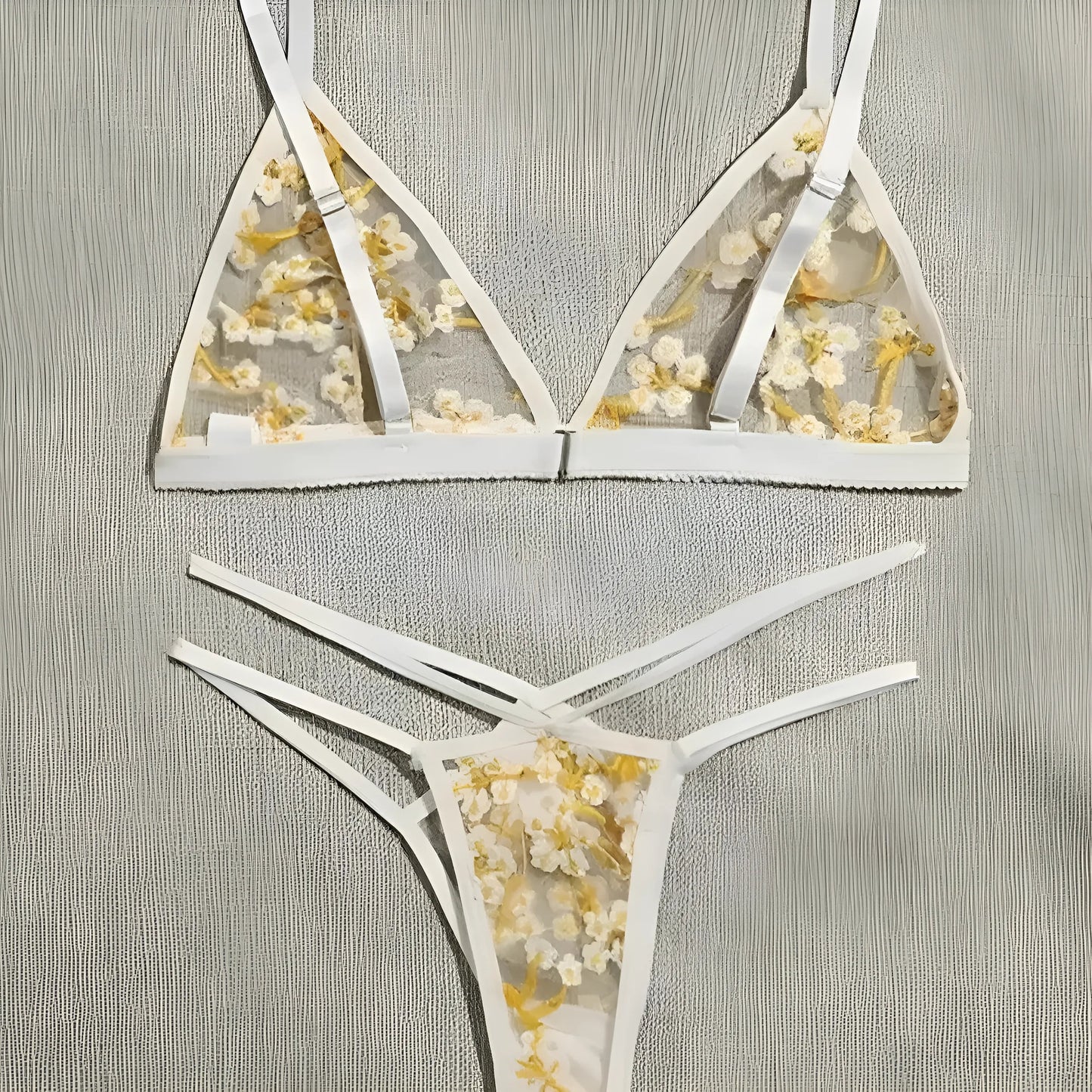 Ensemble de lingerie en dentelle avec des fleurs jaunes