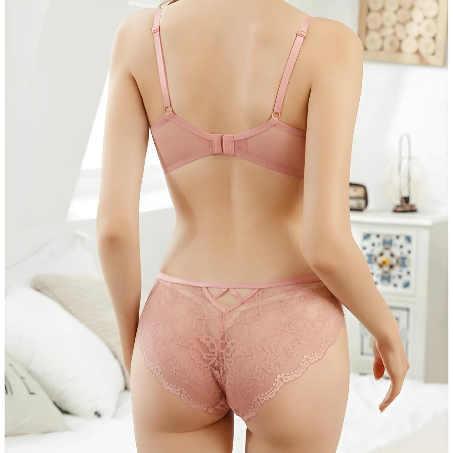 Ensemble de lingerie en dentelle délicate avec des bretelles décoratives sur le décolleté.