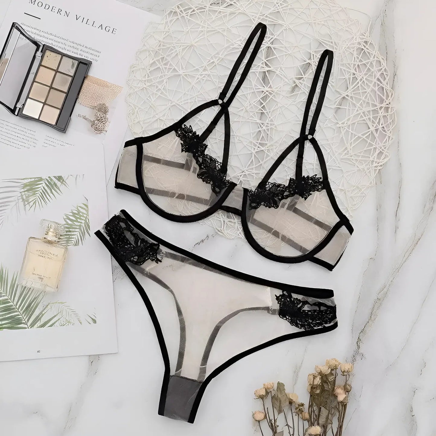 Ensemble de lingerie en dentelle et en résille