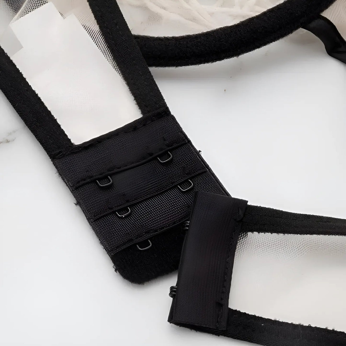 Ensemble de lingerie en dentelle et en résille