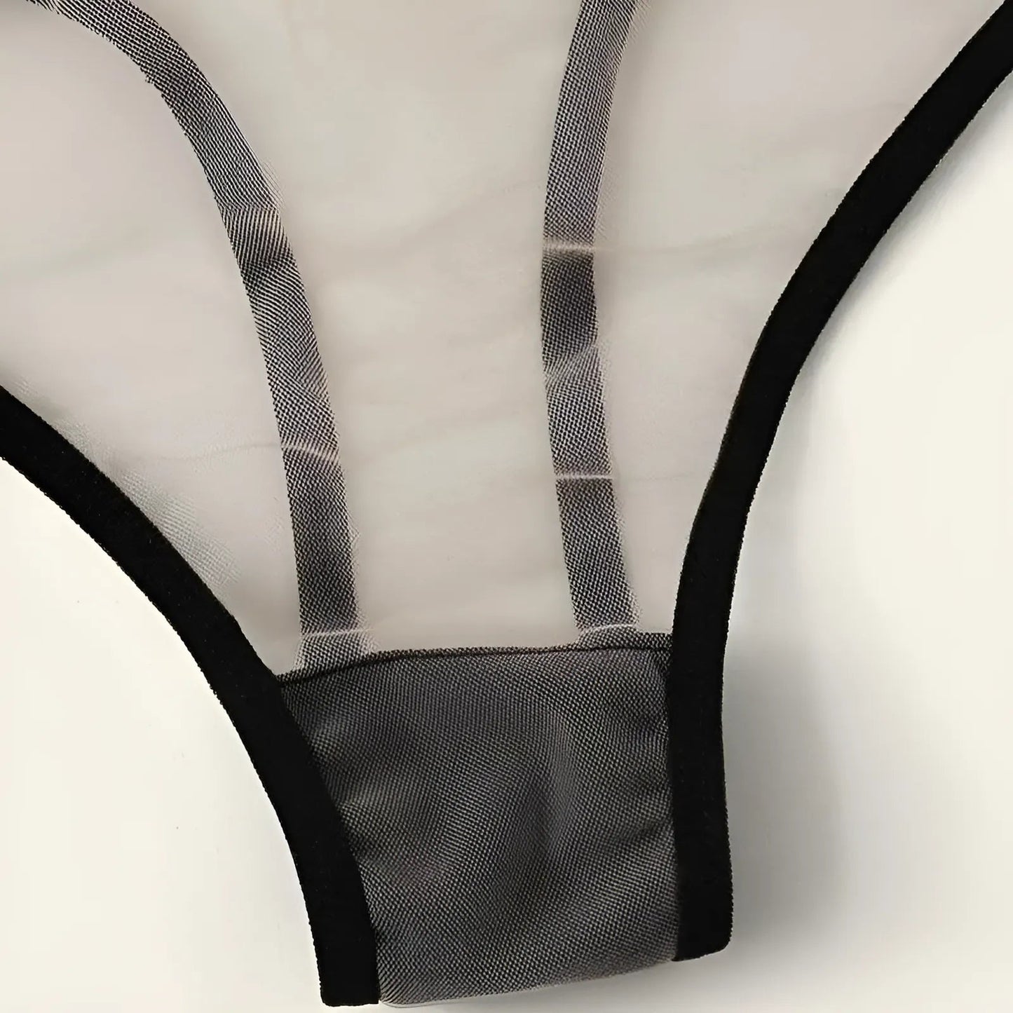 Ensemble de lingerie en dentelle et en résille