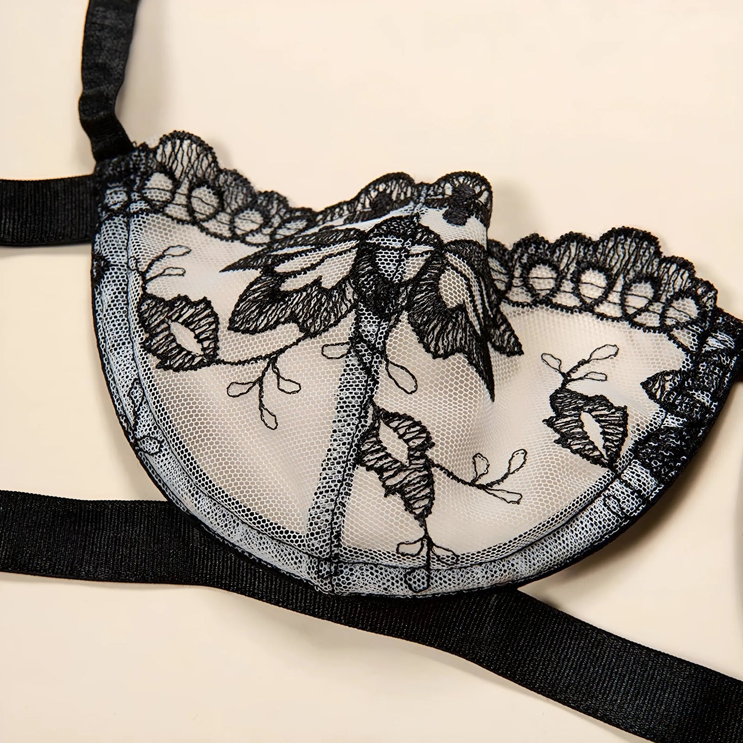 Ensemble de lingerie en dentelle florale transparente
