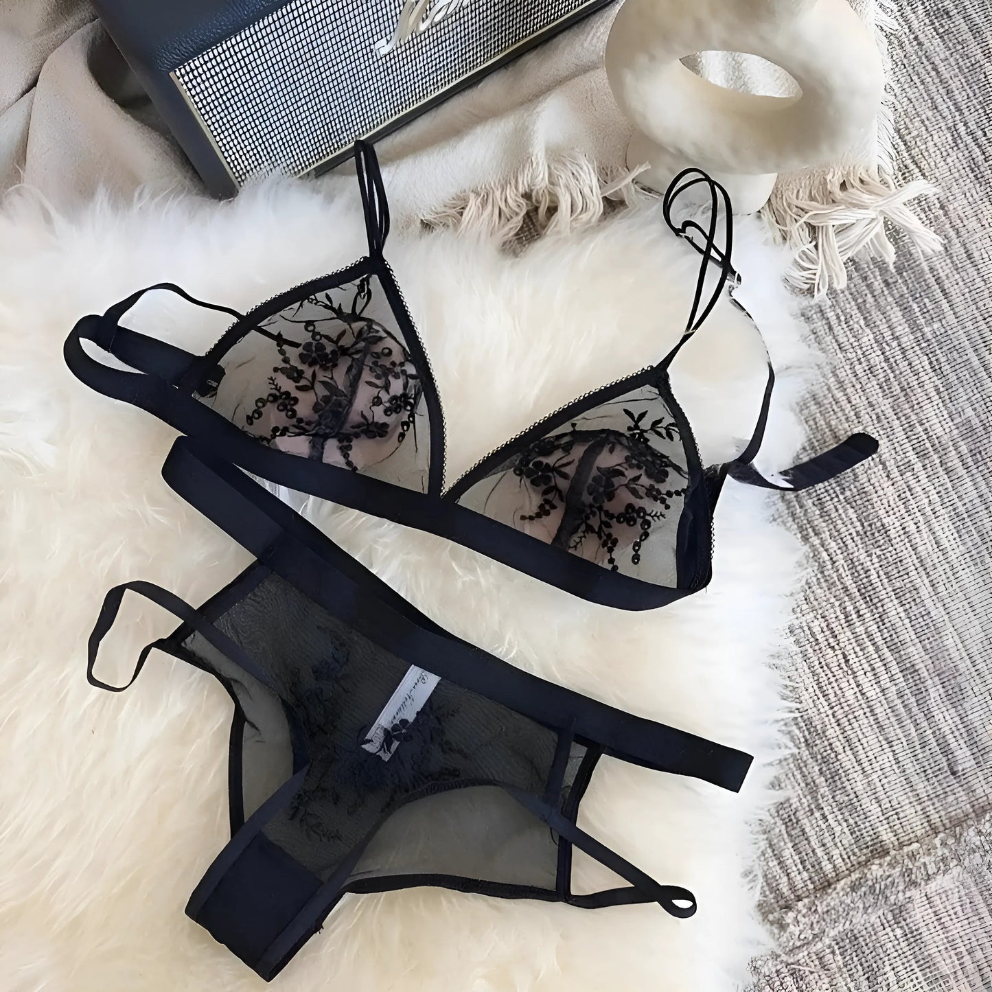 Ensemble de lingerie en dentelle transparente