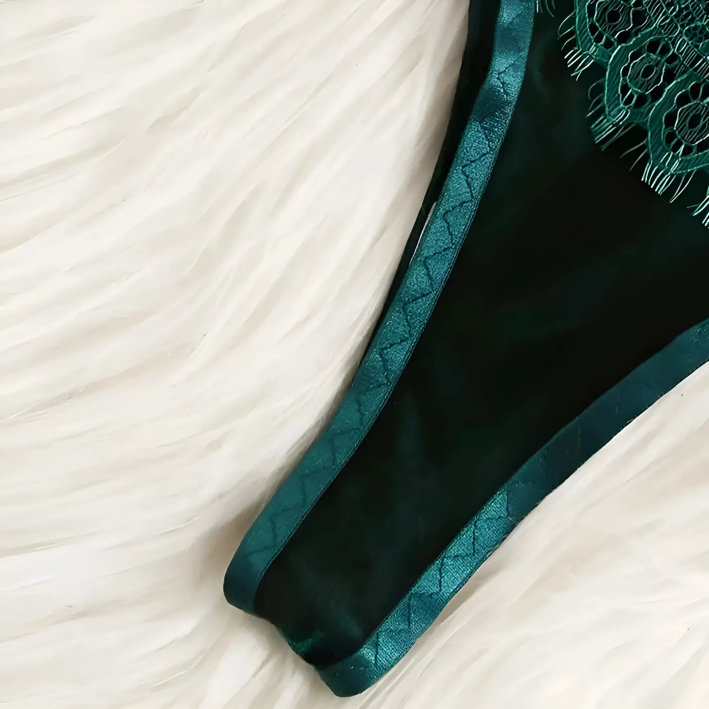 Ensemble de lingerie en dentelle verte avec des bretelles