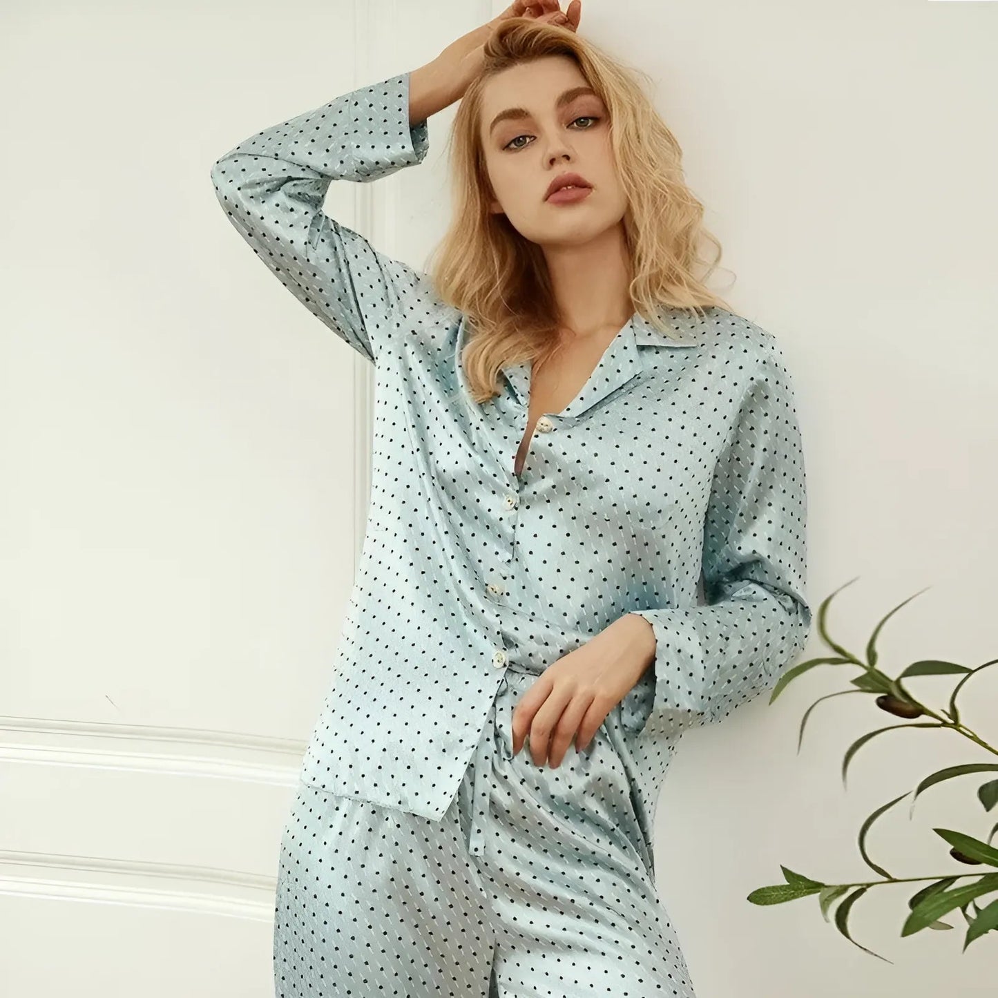 Ensemble de pyjama long en satin à pois pour femmes