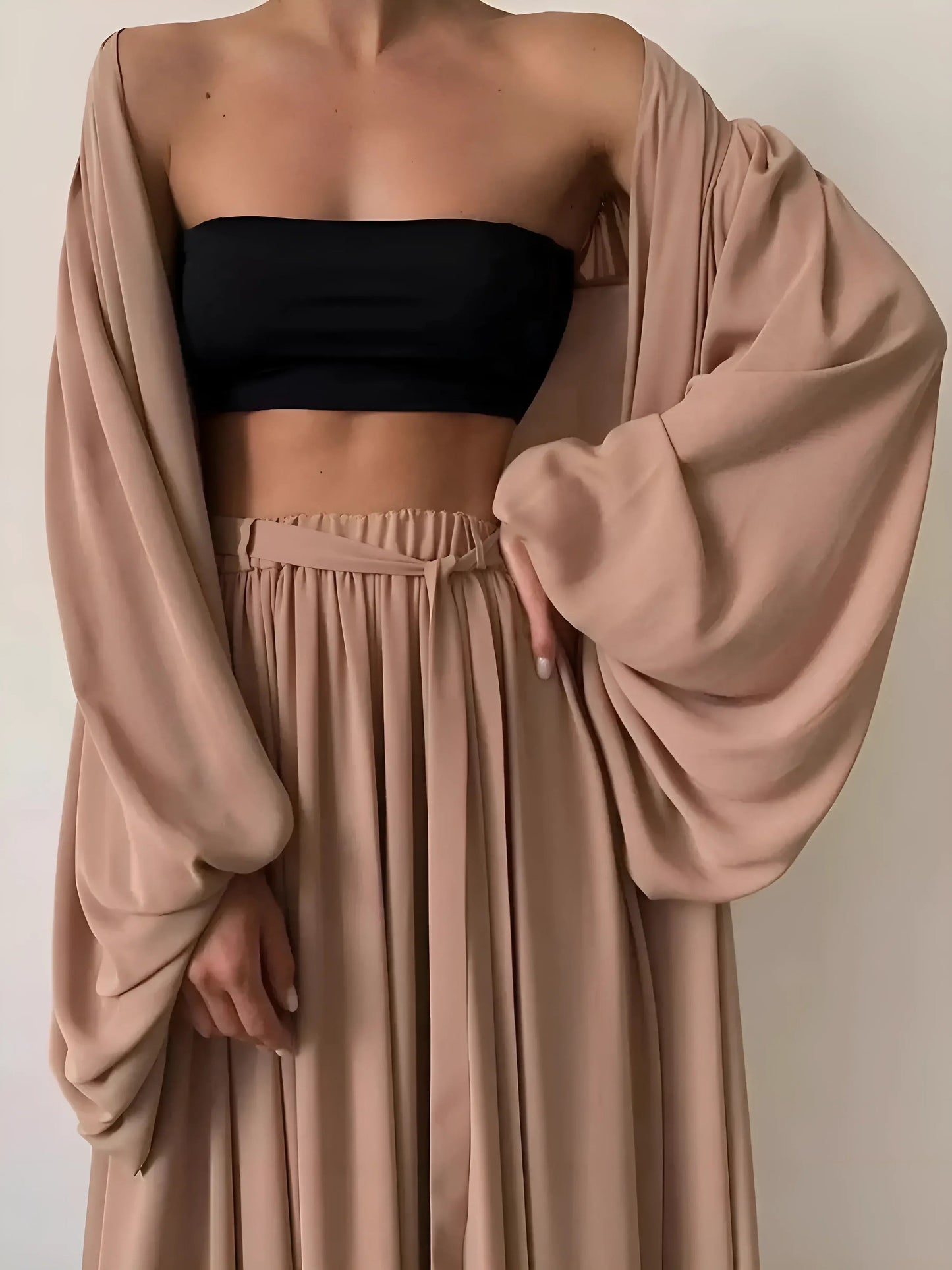 Ensemble de vêtements de détente 3 pièces avec un haut et une longue robe de chambre.