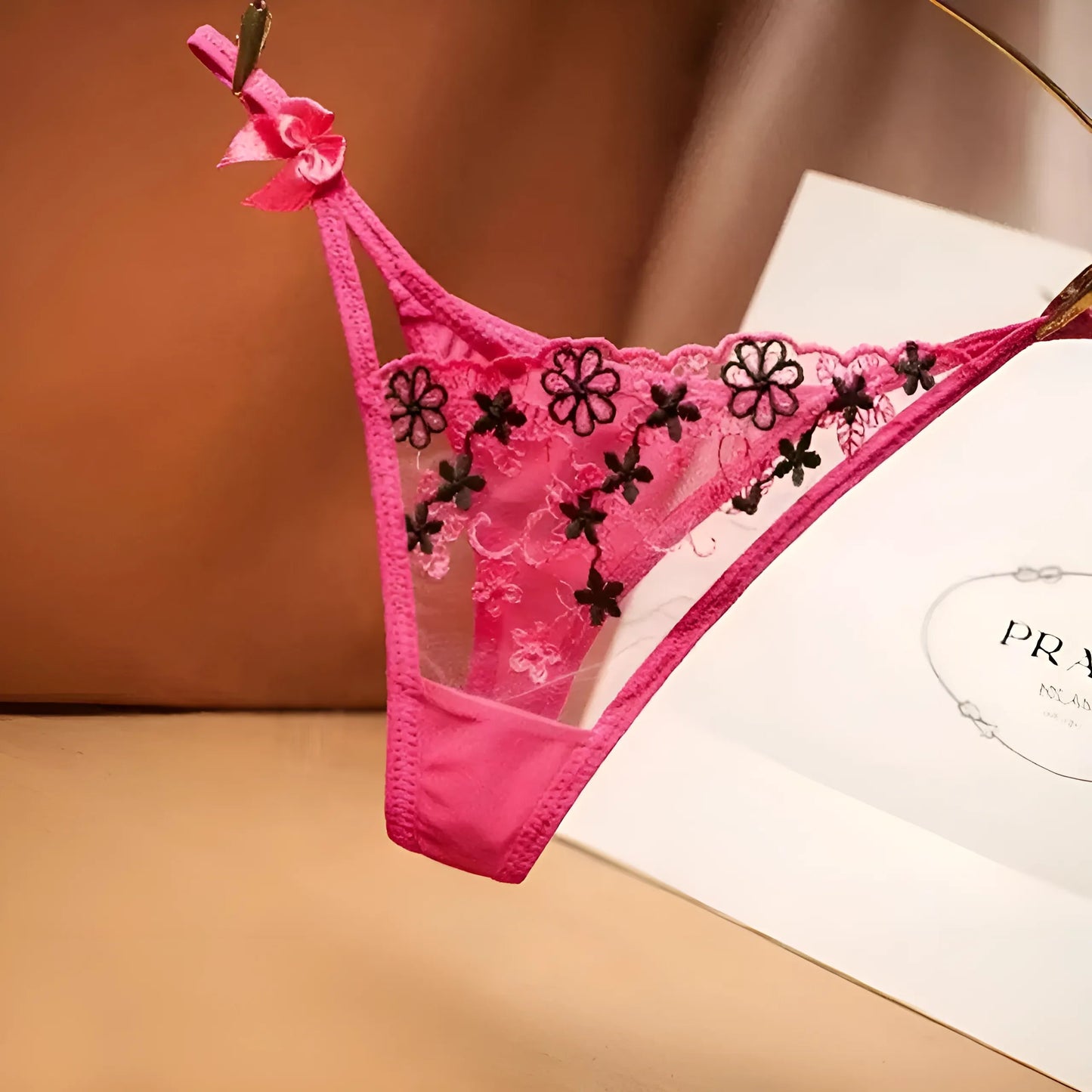 Framboise String en dentelle avec nœud