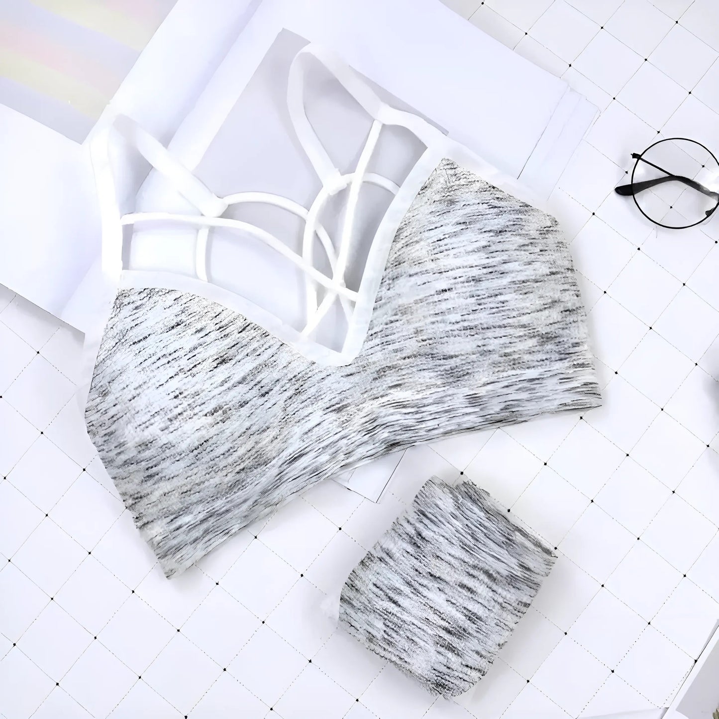 Gris Ensemble de lingerie avec des bretelles sur le décolleté