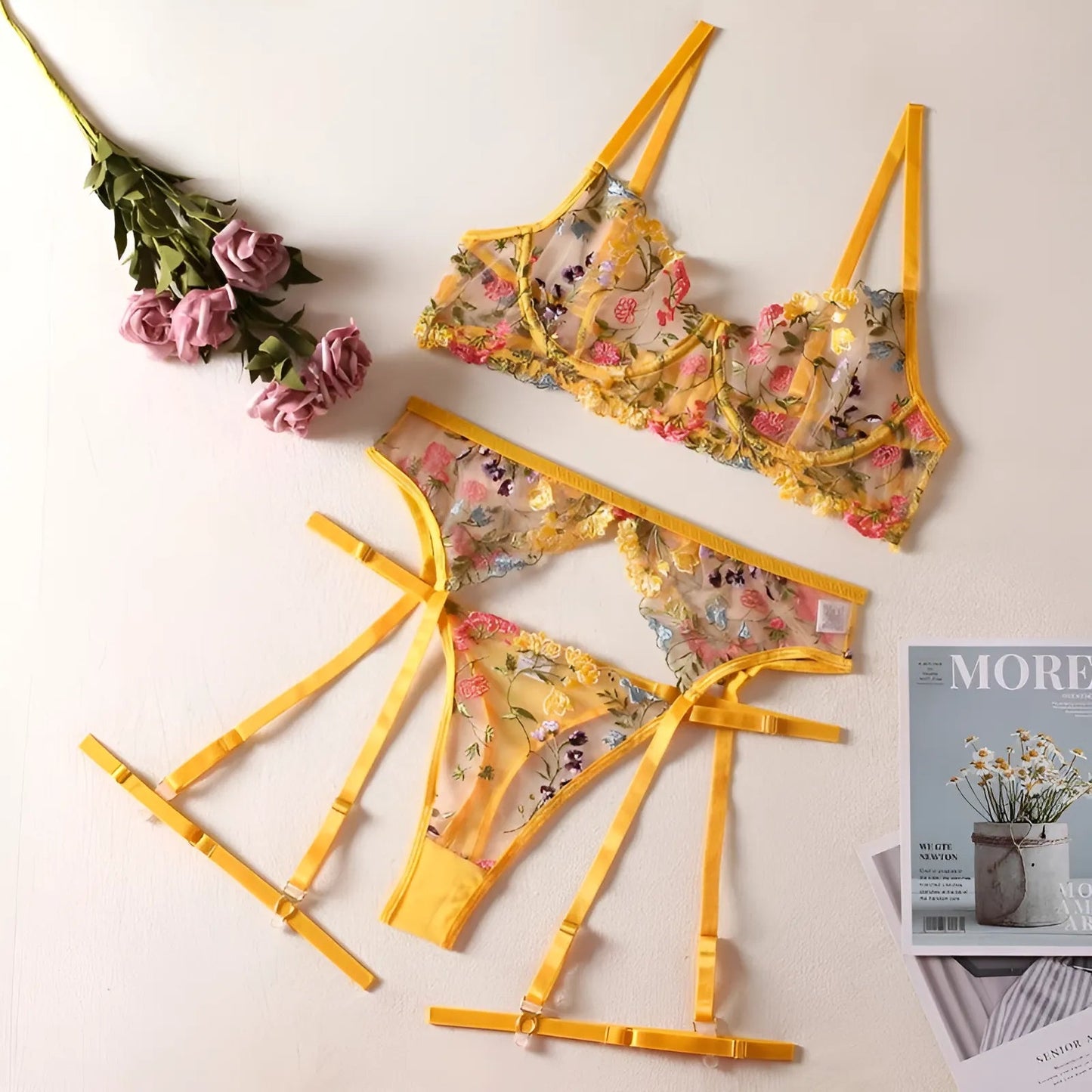 Jaune Ensemble de lingerie en dentelle avec des fleurs brodées