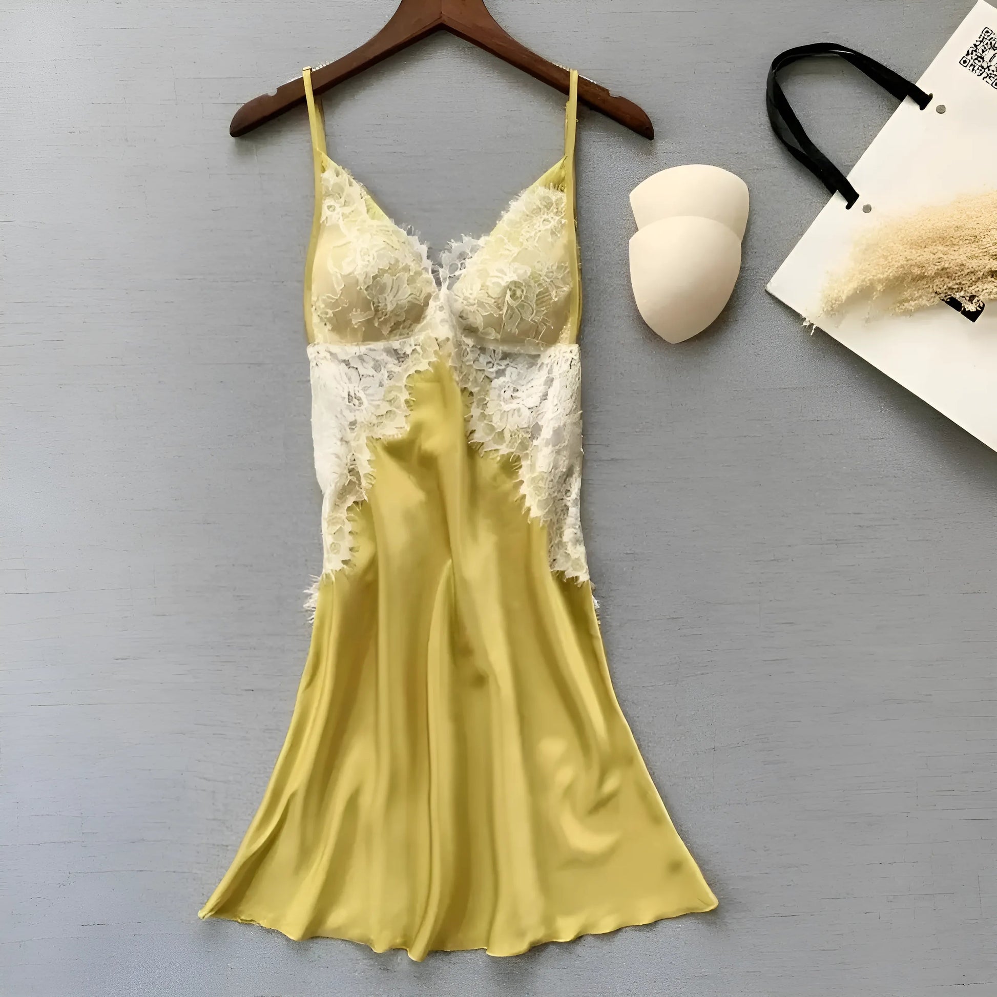 Jaune Nuisette avec dentelle et détail au niveau de la poitrine