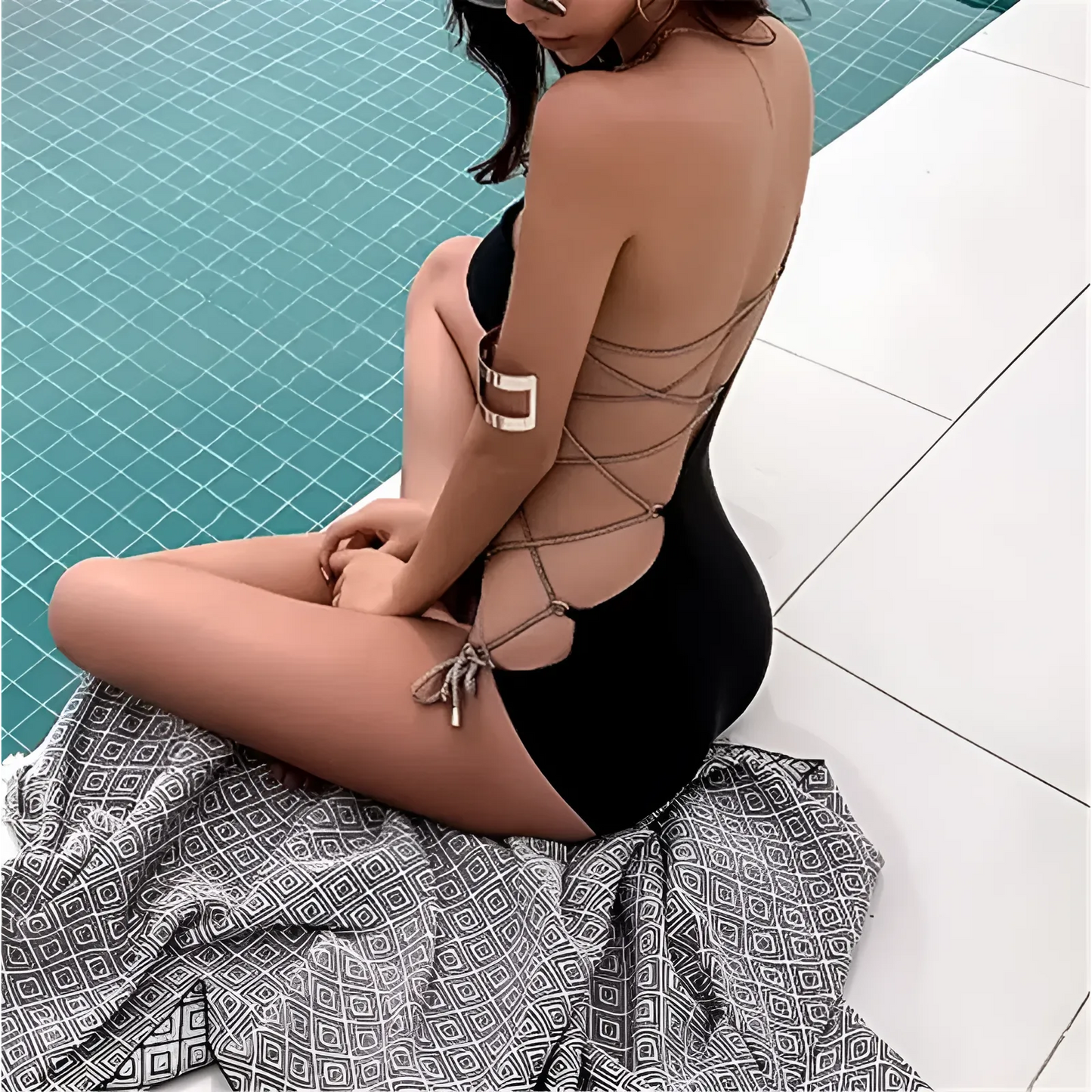 Maillot de bain une pièce avec liens sur les côtés