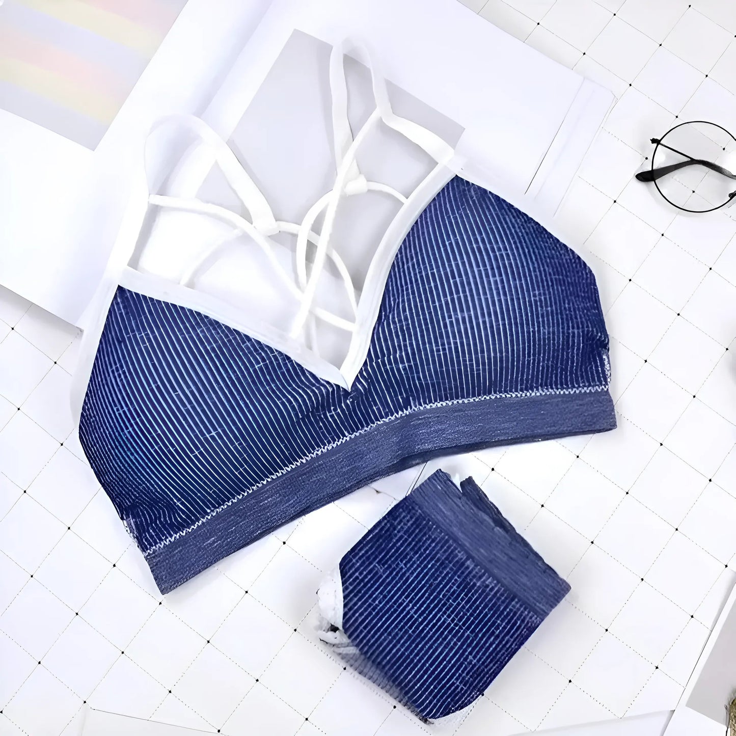 Marine Ensemble de lingerie avec des bretelles sur le décolleté