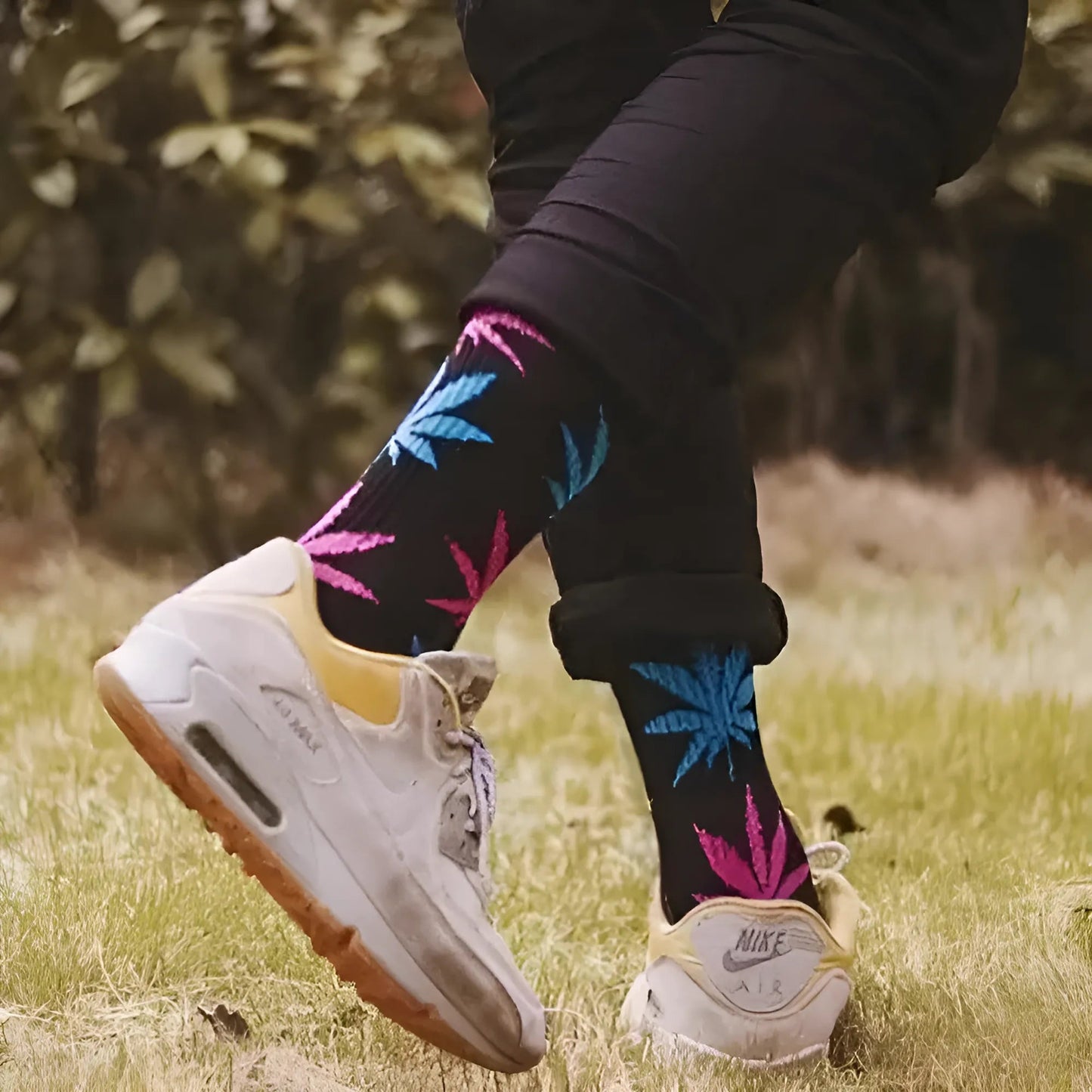 Noir Chaussettes pour hommes avec un design de feuilles colorées