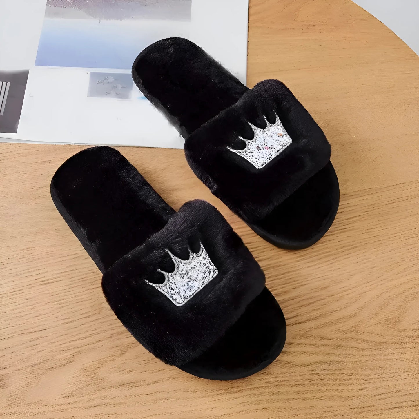 Noir Chaussons pour femmes avec couronne
