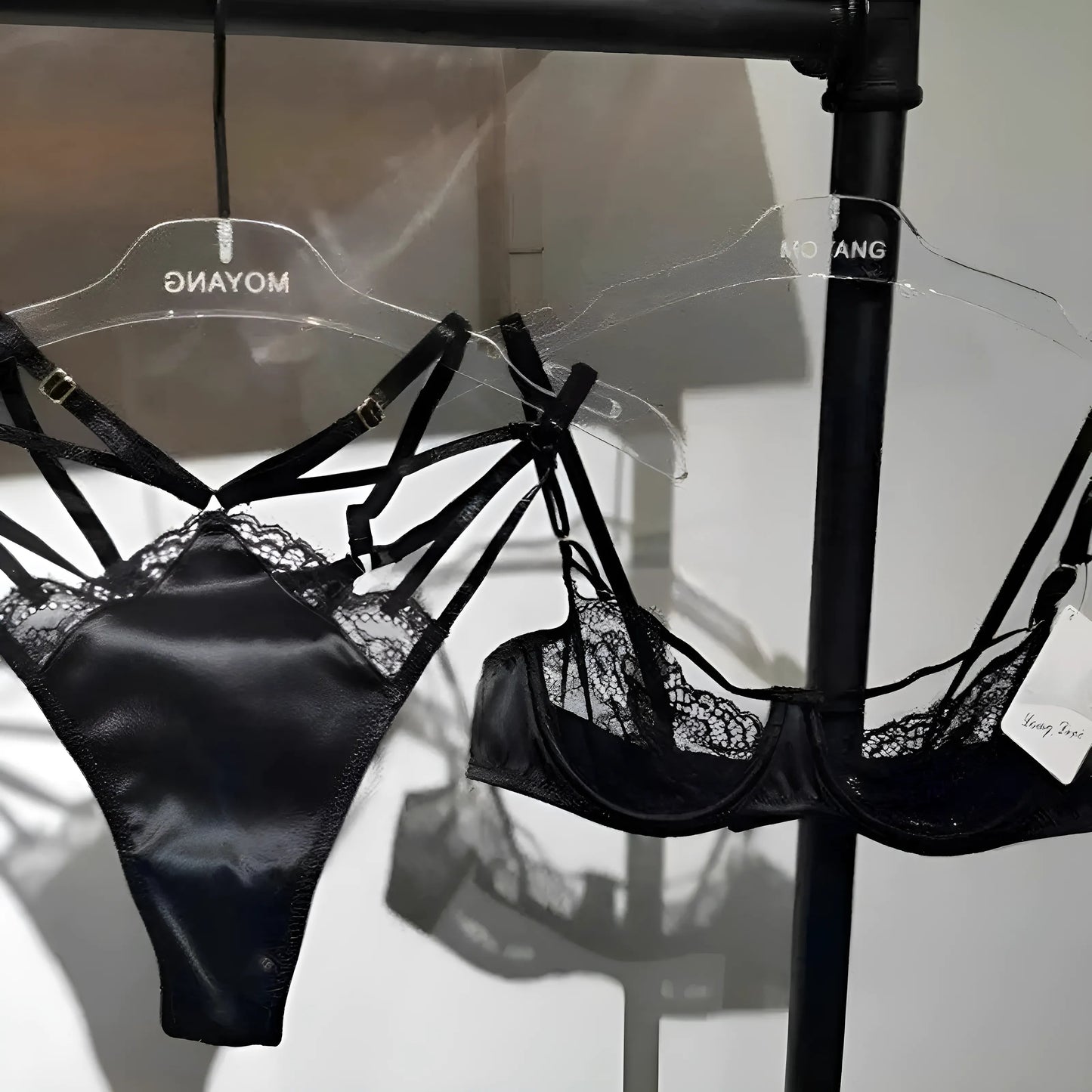 Noir Ensemble de lingerie en dentelle avec des bretelles décoratives