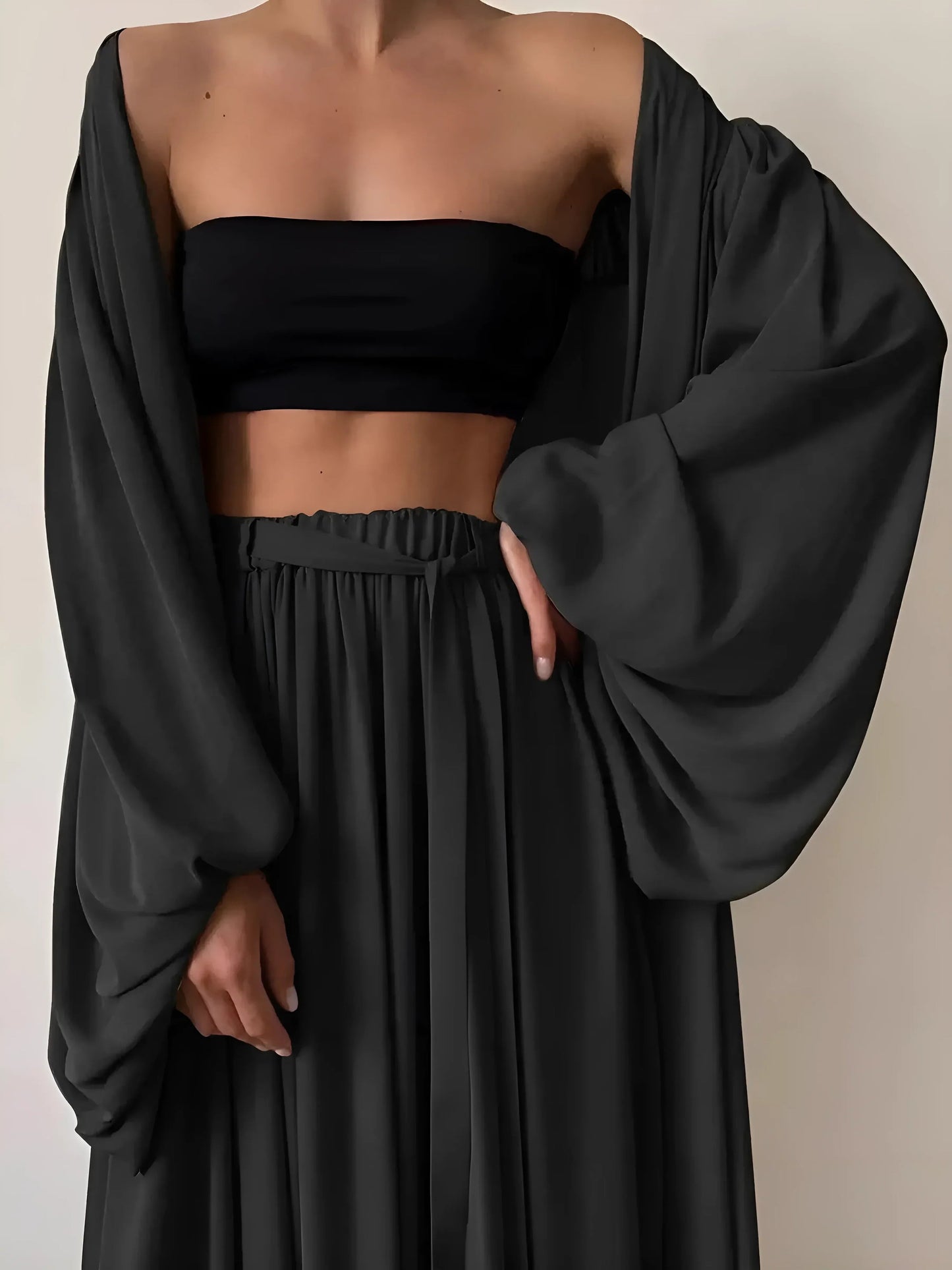 Noir Ensemble de vêtements de détente 3 pièces avec un haut et une longue robe de chambre.
