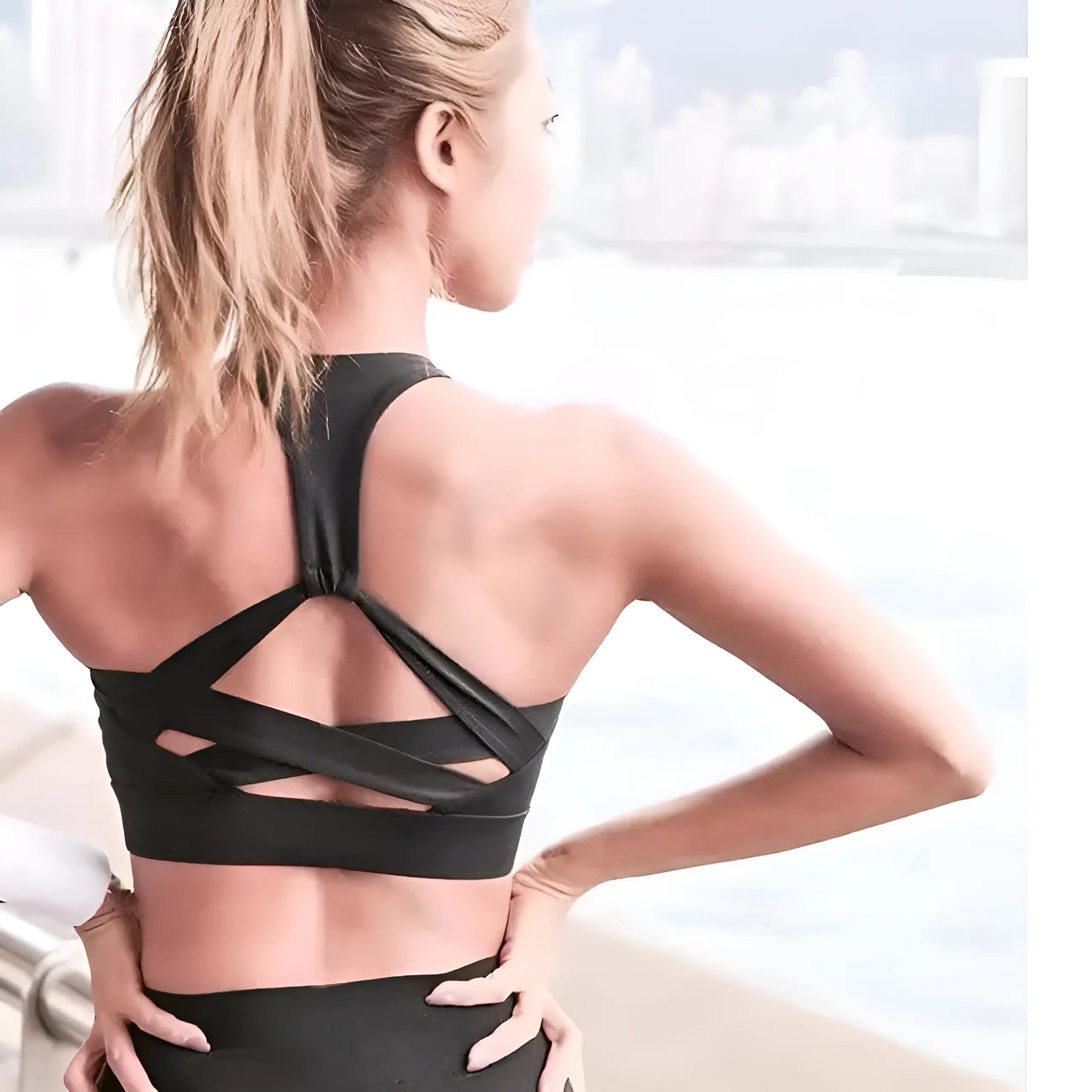 Noir Haut sportif avec des bretelles dans le dos