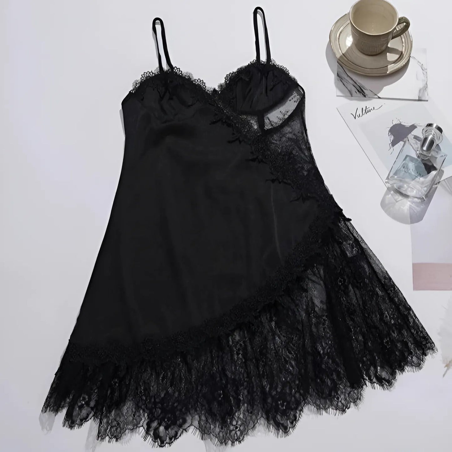 Noir Nuisette en soie avec des embellissements en dentelle