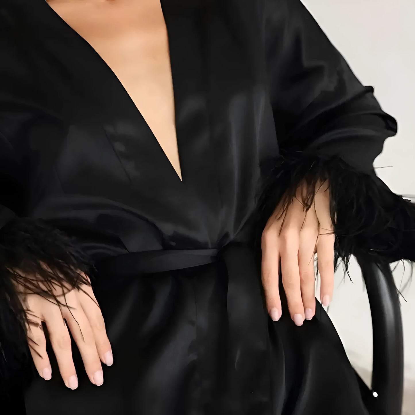 Noir Robe en satin avec bordure en plumes