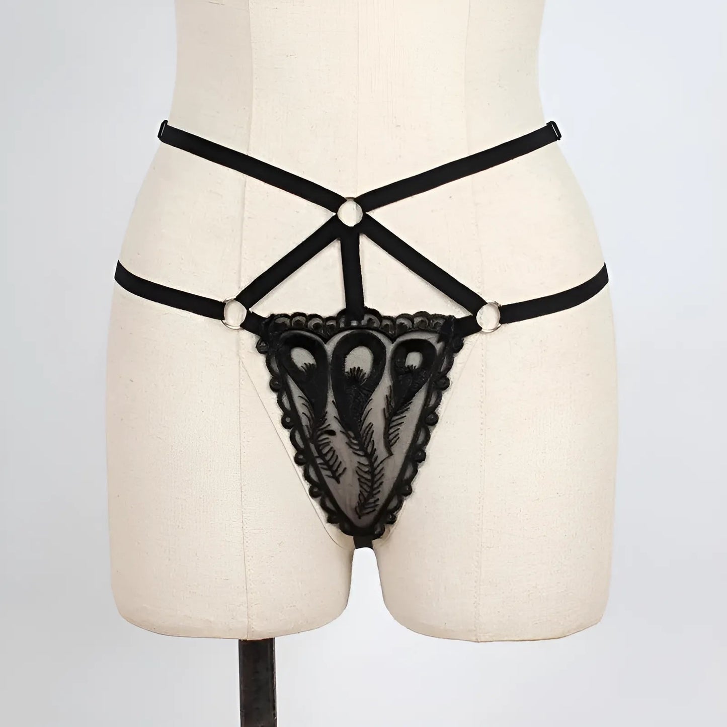 Noir String en dentelle avec des bretelles décoratives