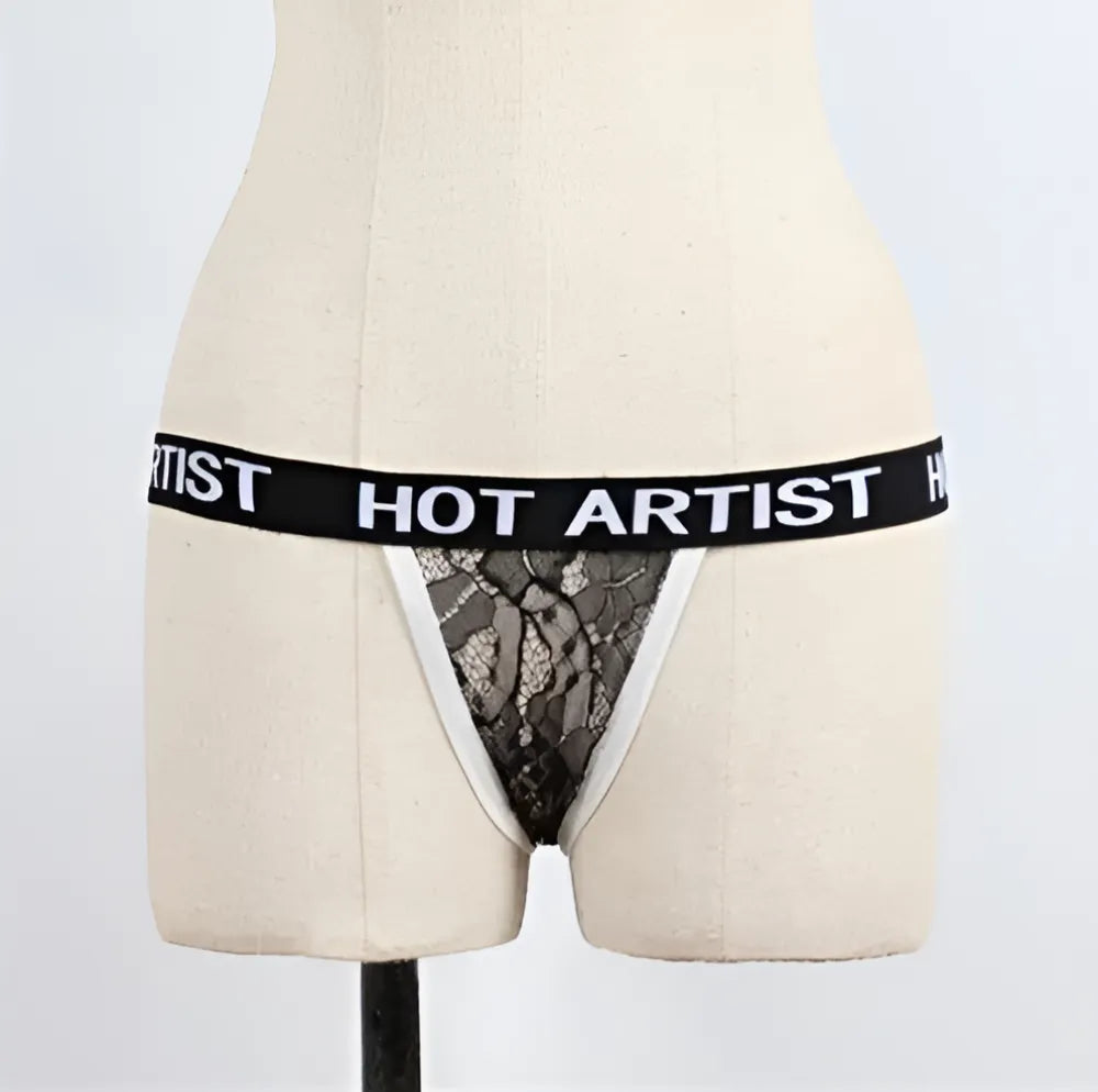 Noir String en dentelle avec imprimé "Artiste Chaud"