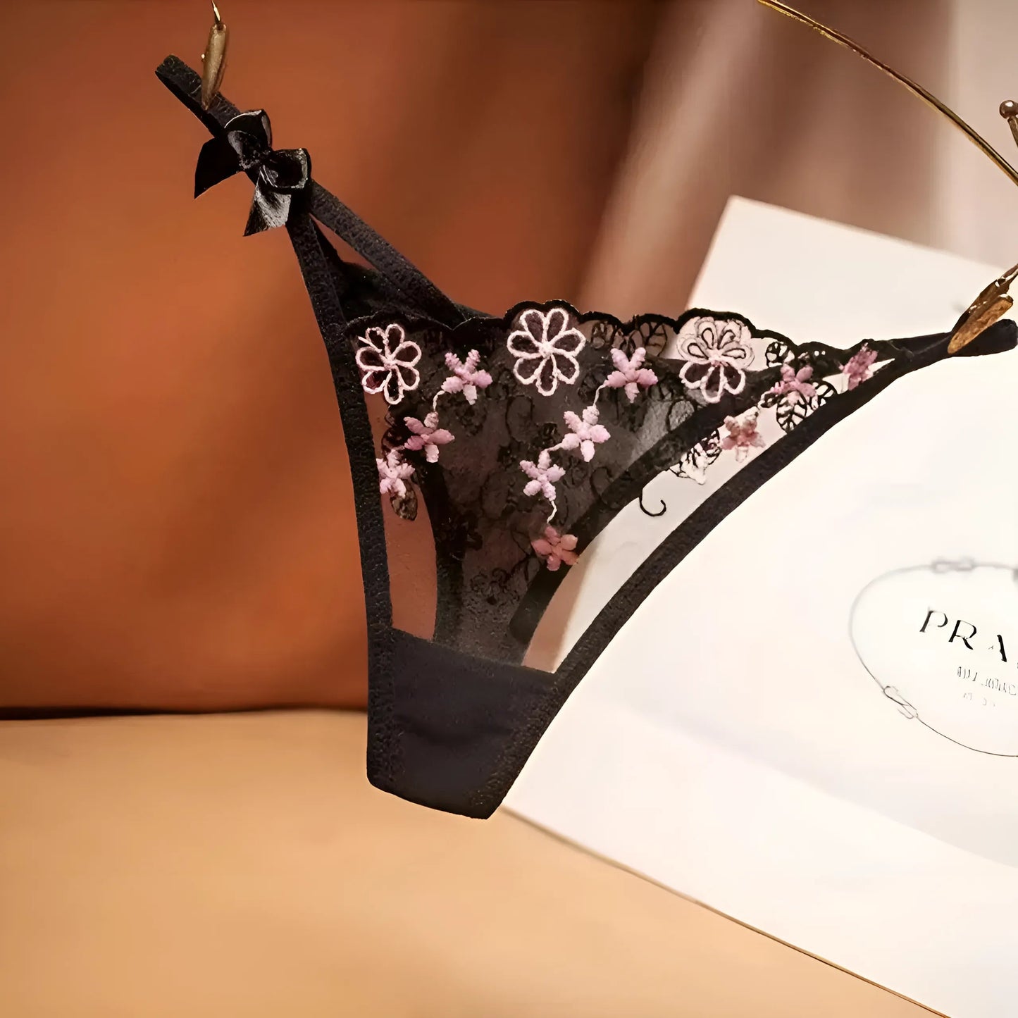 Noir String en dentelle avec nœud