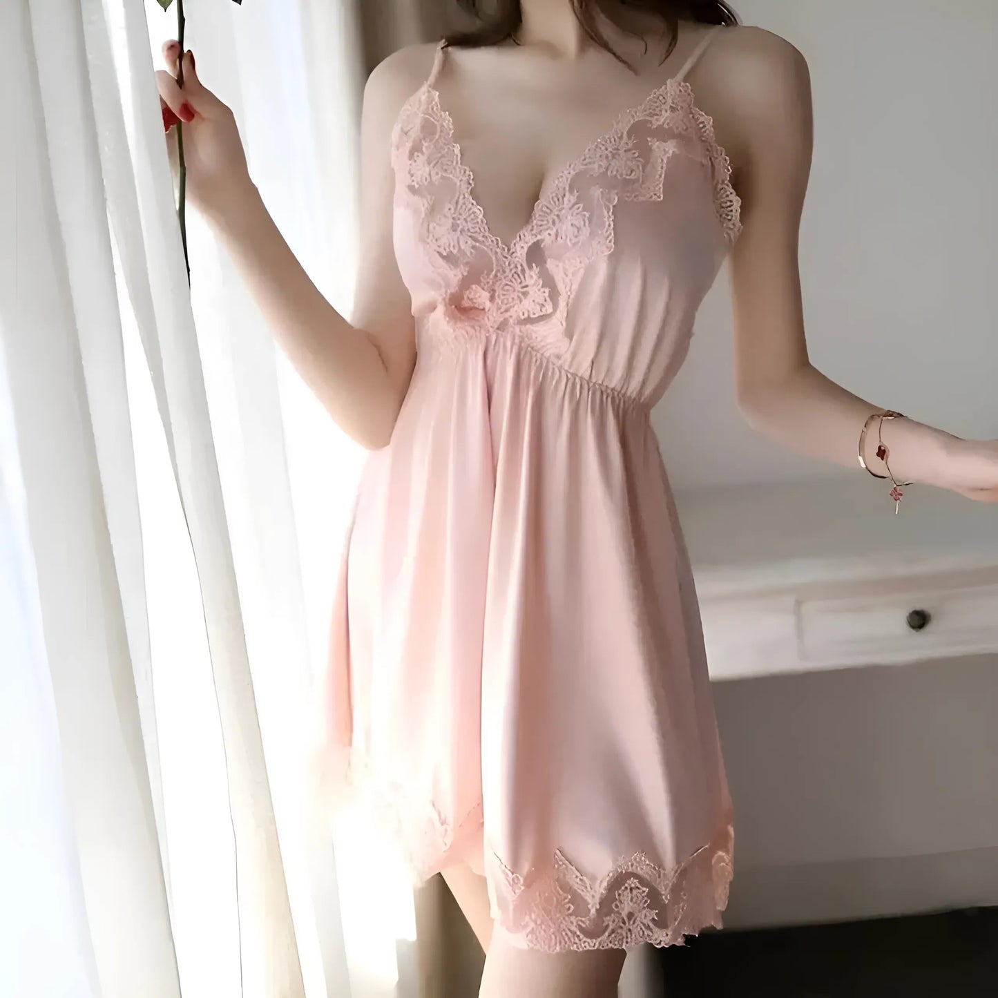 Nuisette à décolleté en V profond avec dentelle