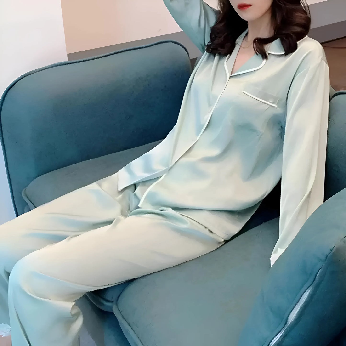 Pyjama en satin avec de la dentelle