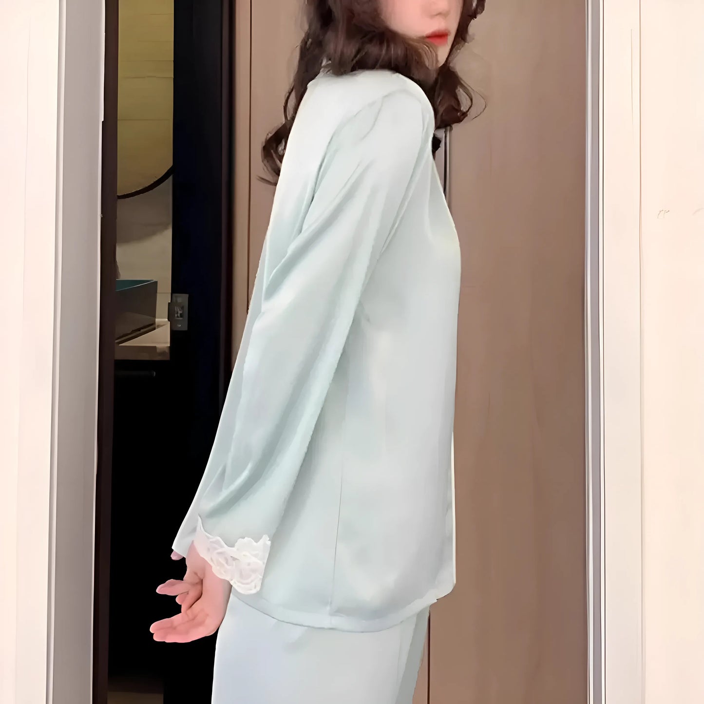 Pyjama en satin avec de la dentelle