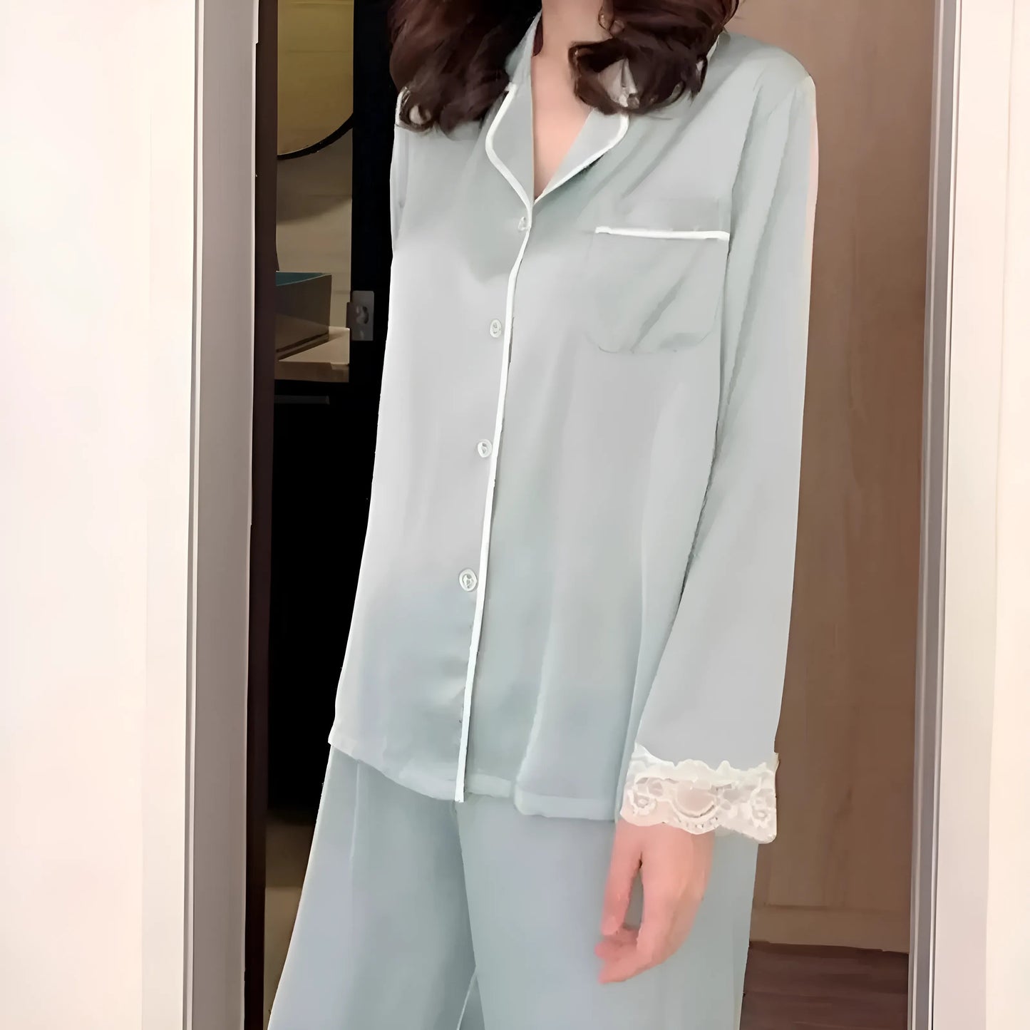 Pyjama en satin avec de la dentelle