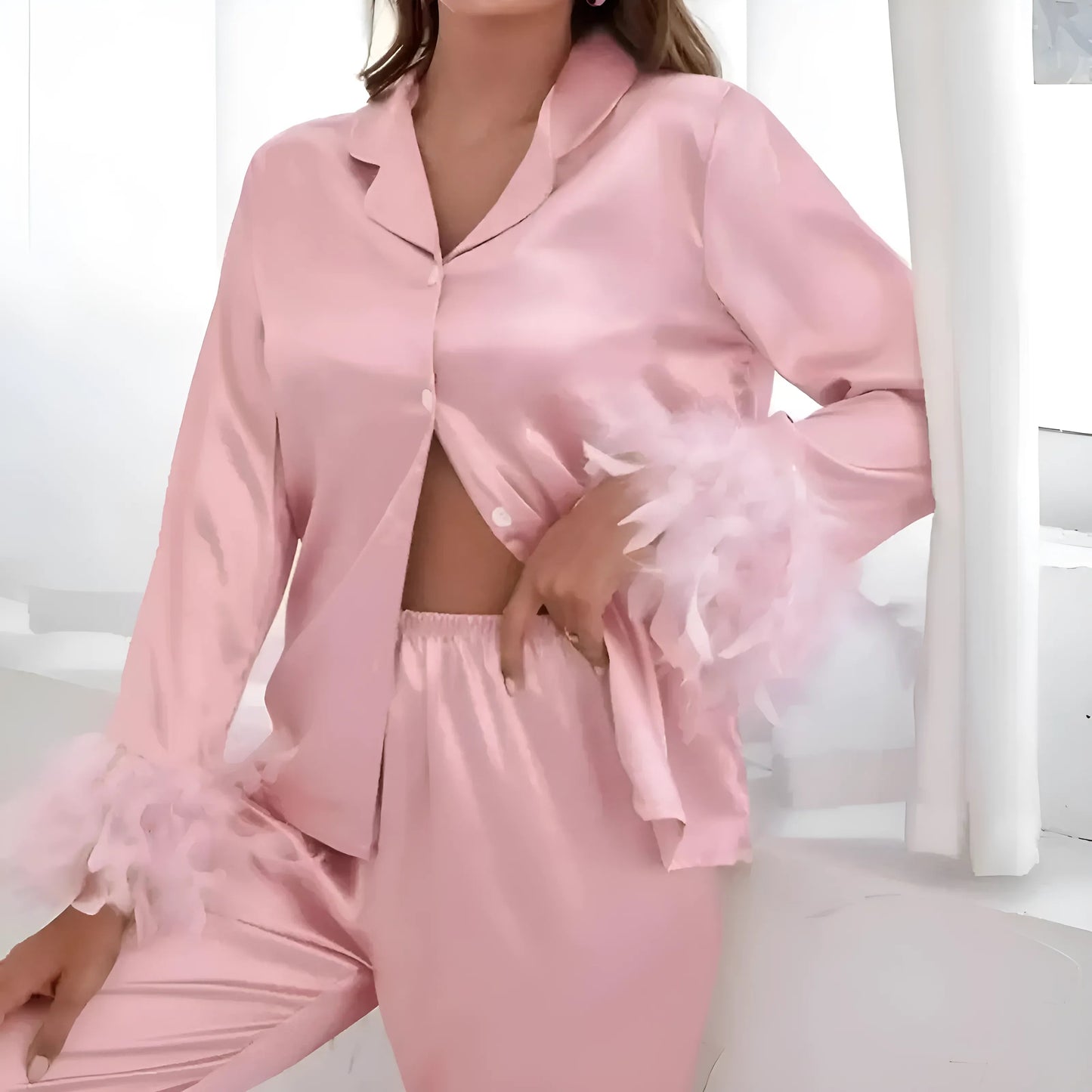 Pyjama en satin avec plumes