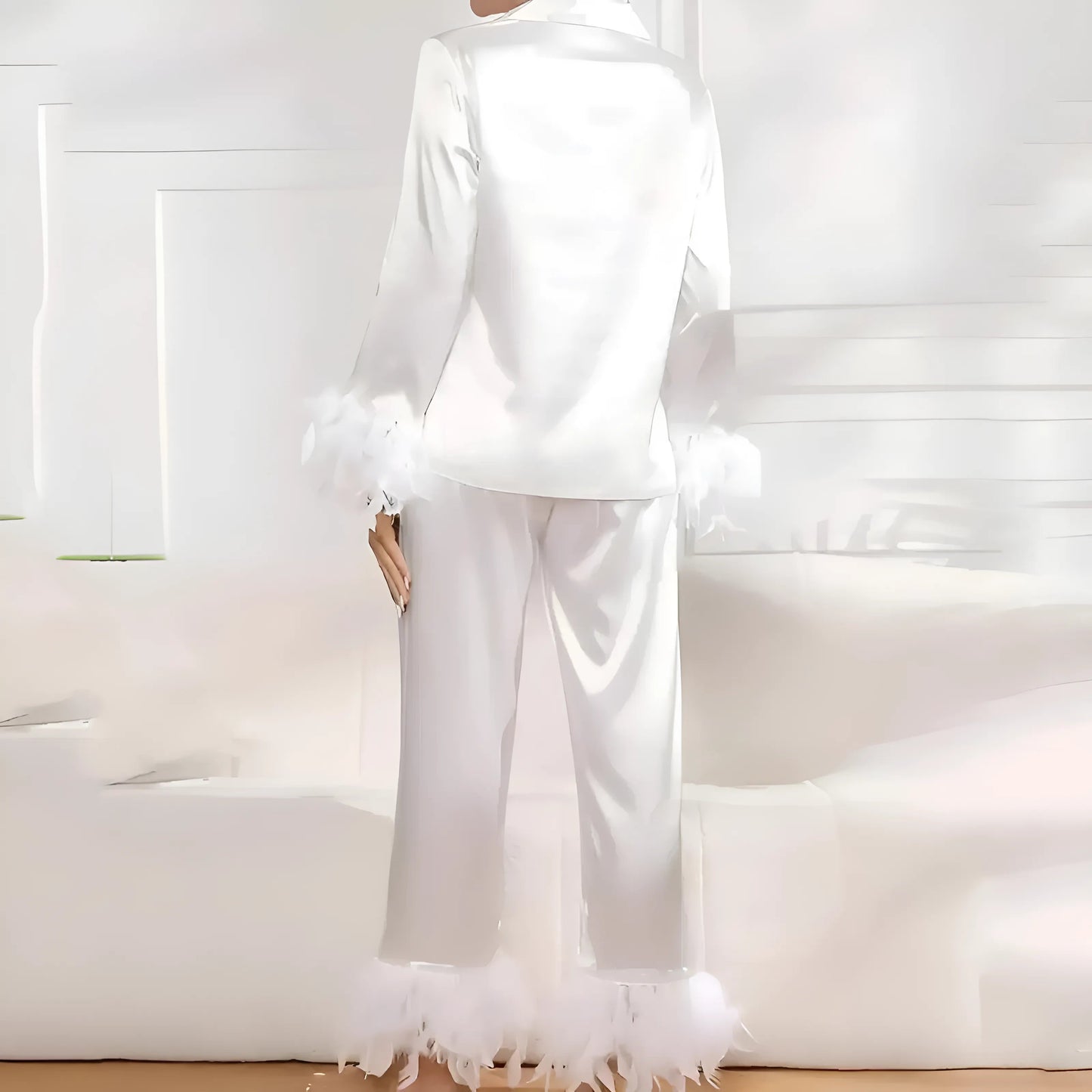 Pyjama en satin avec plumes
