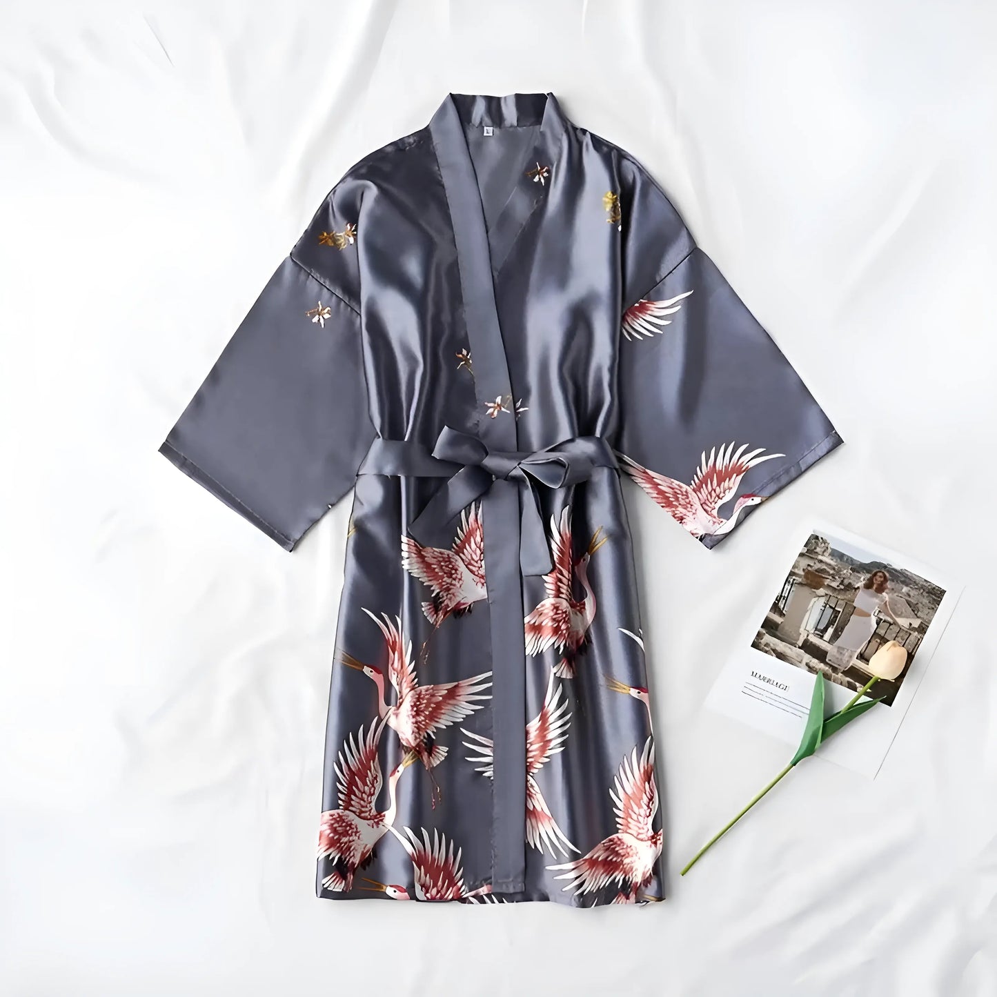 Robe de chambre en satin courte avec une ceinture