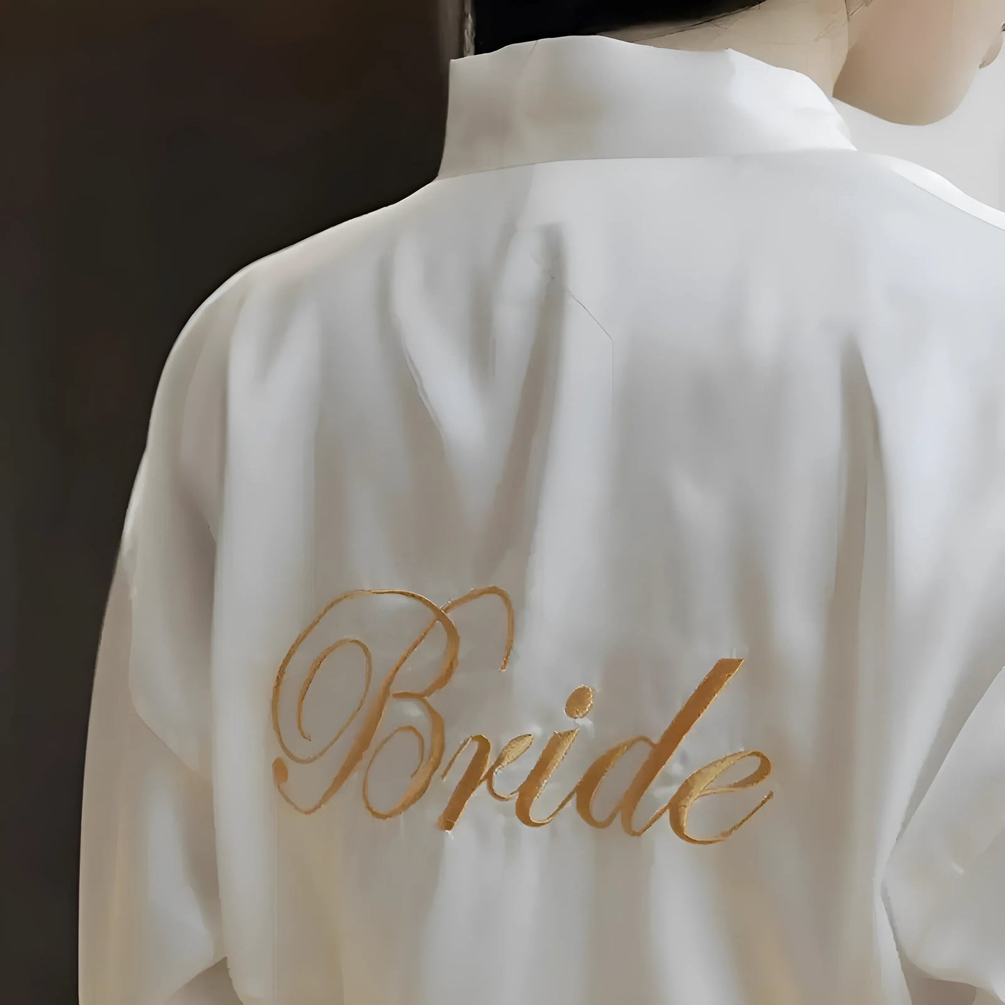 Robe de mariée avec des plumes