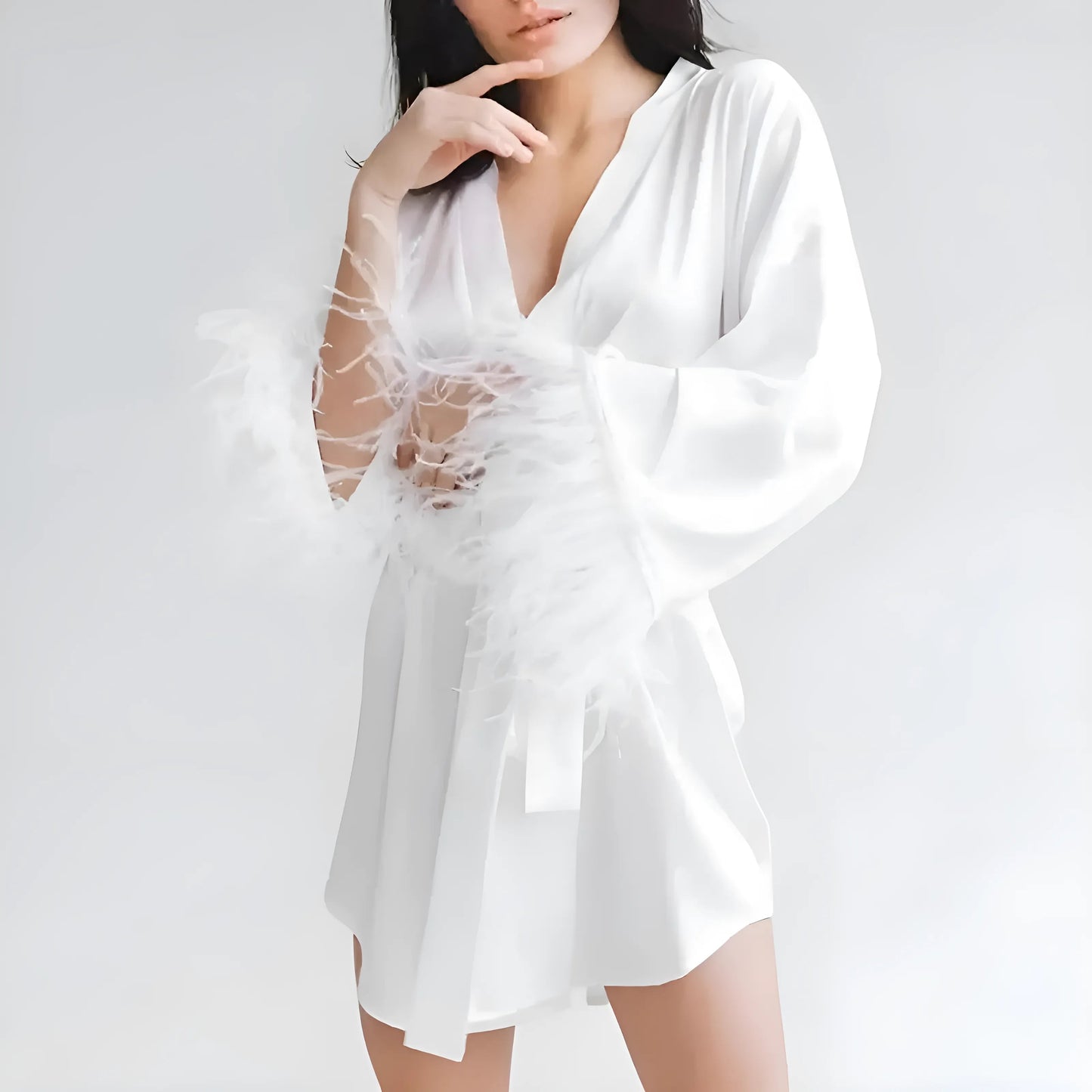 Robe en satin avec bordure en plumes