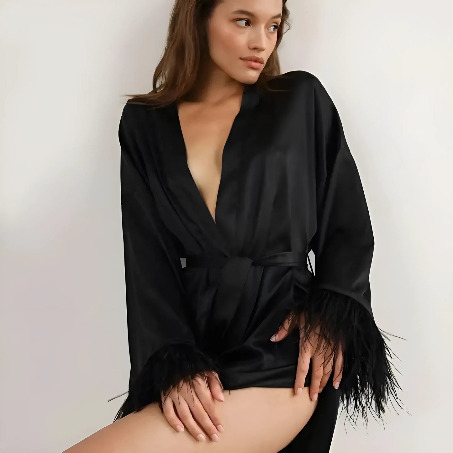 Robe en satin avec bordure en plumes