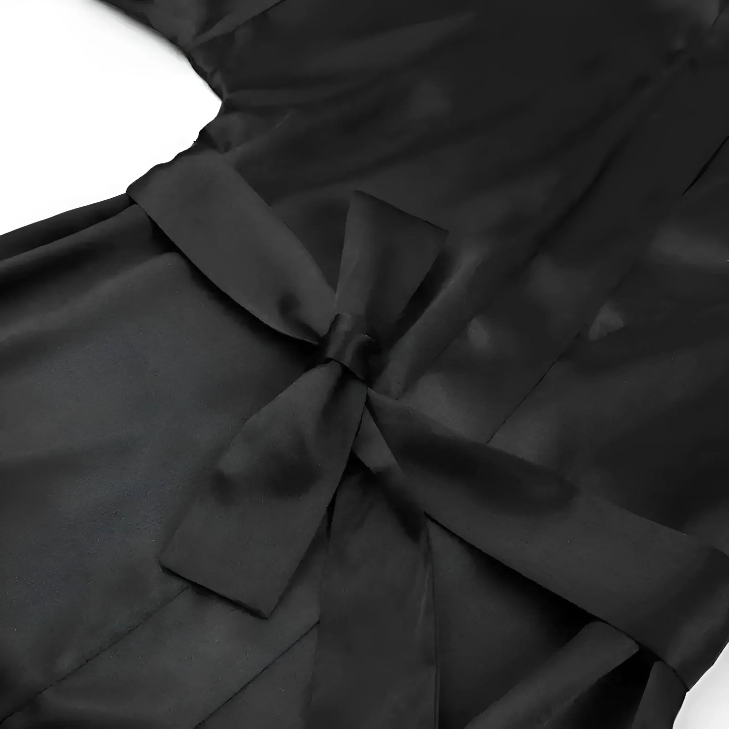 Robe en satin avec bordure en plumes