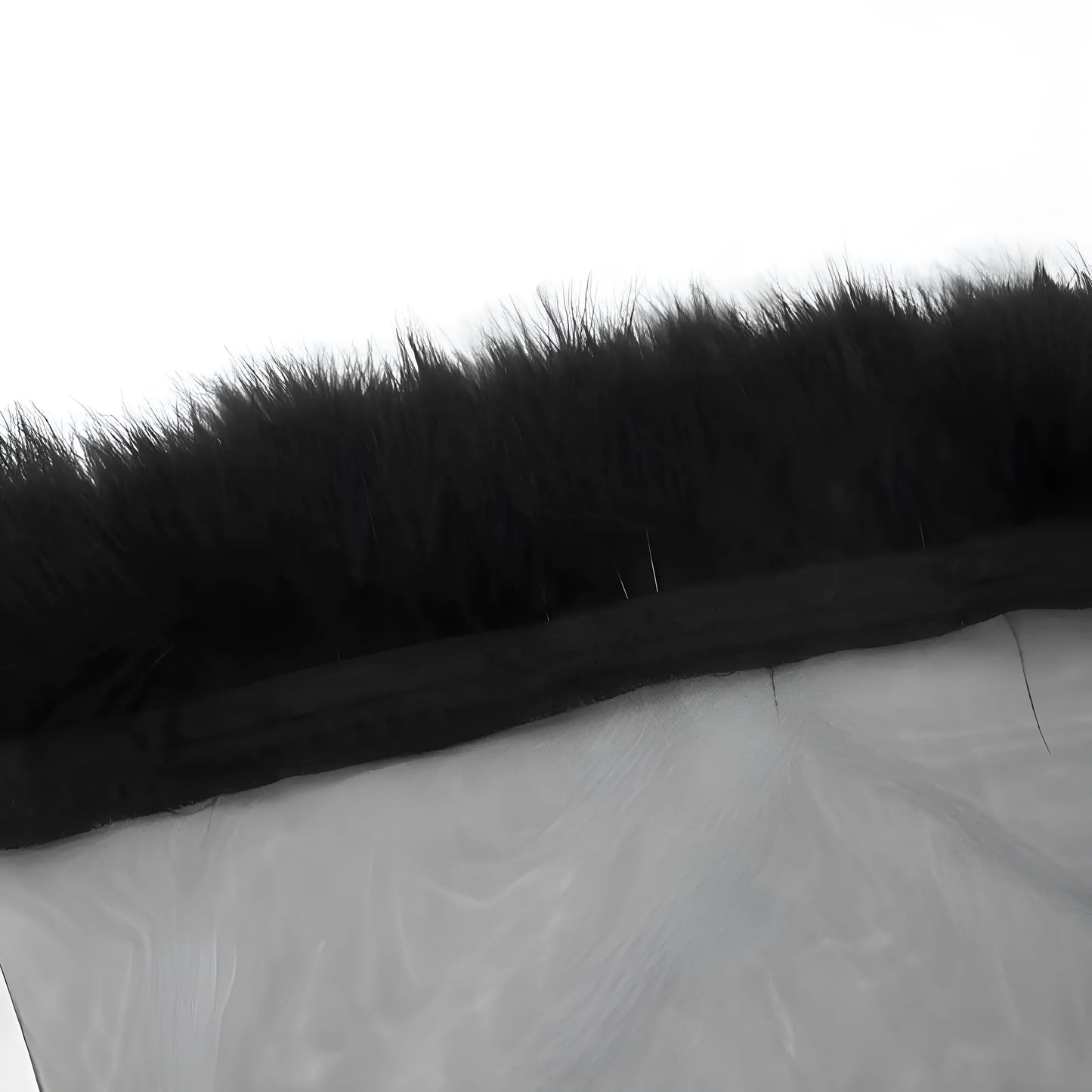 Robe en satin avec garniture en plumes