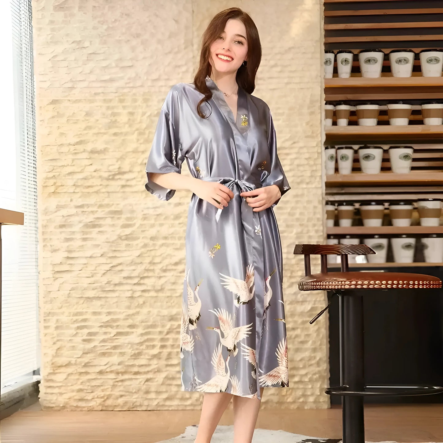 Robe longue en satin avec ceinture à nouer