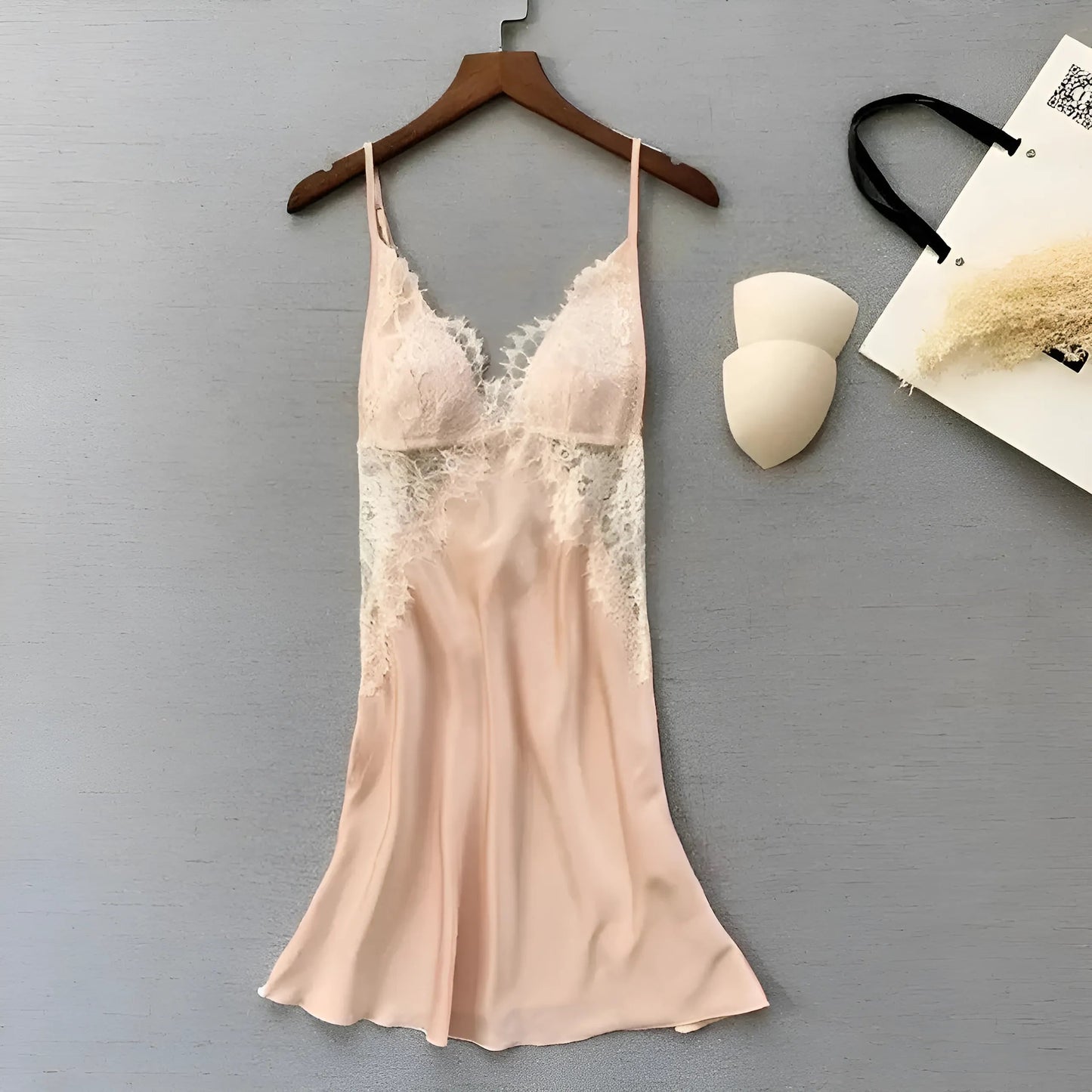 Rose Nuisette avec dentelle et détail au niveau de la poitrine