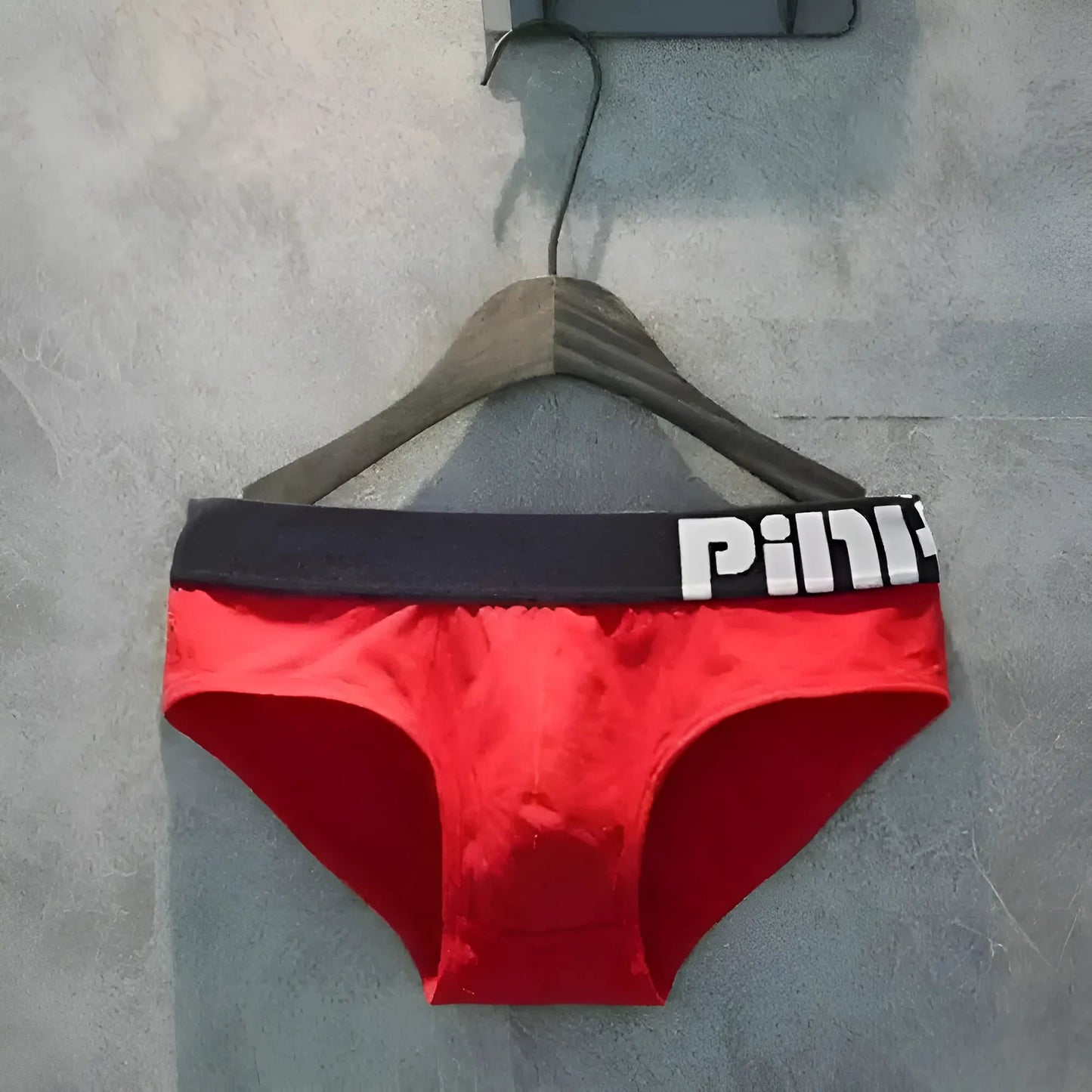 Rouge Chaussons pour hommes - Héros rose
