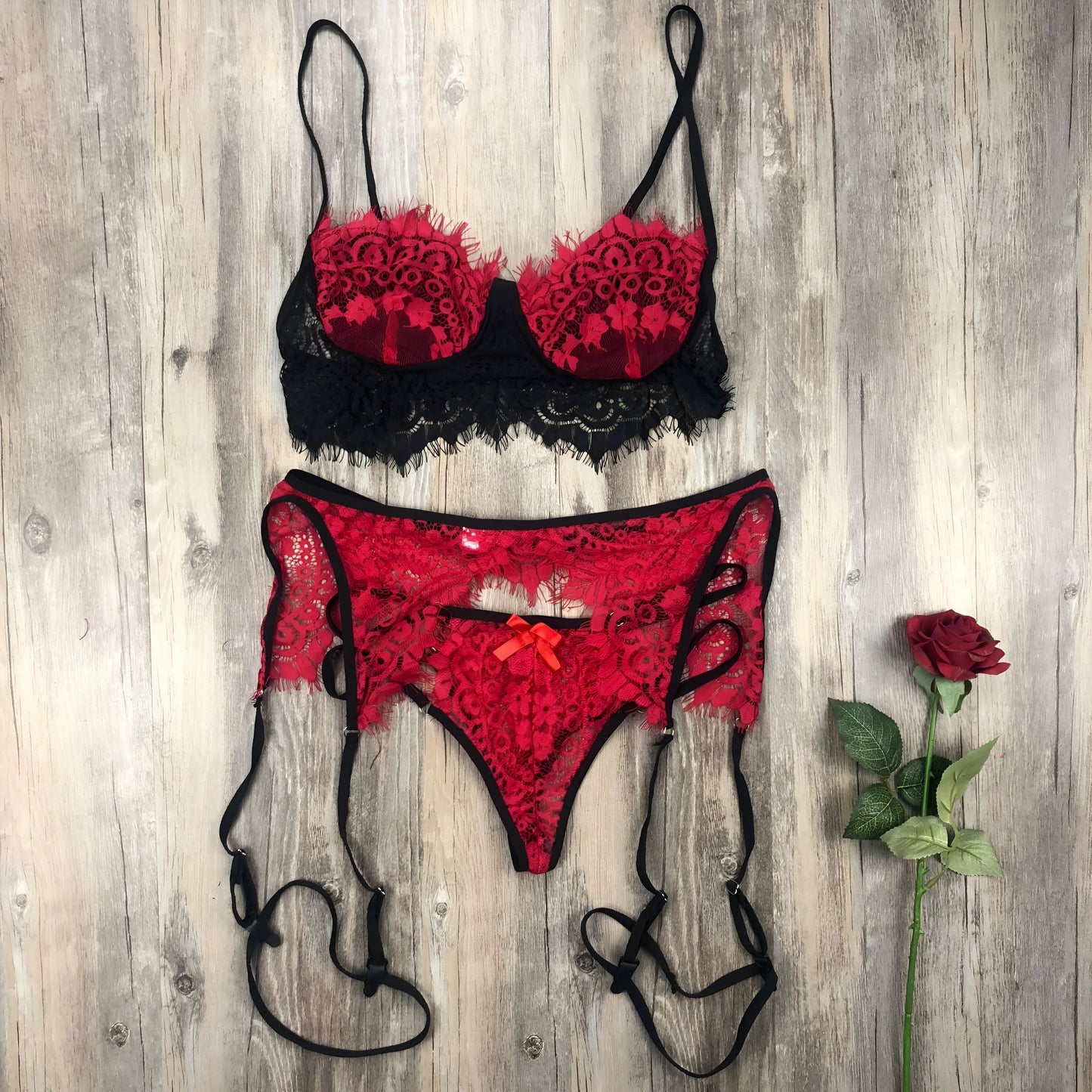 Rouge Ensemble de lingerie en dentelle 3 pièces avec sangles cuisse