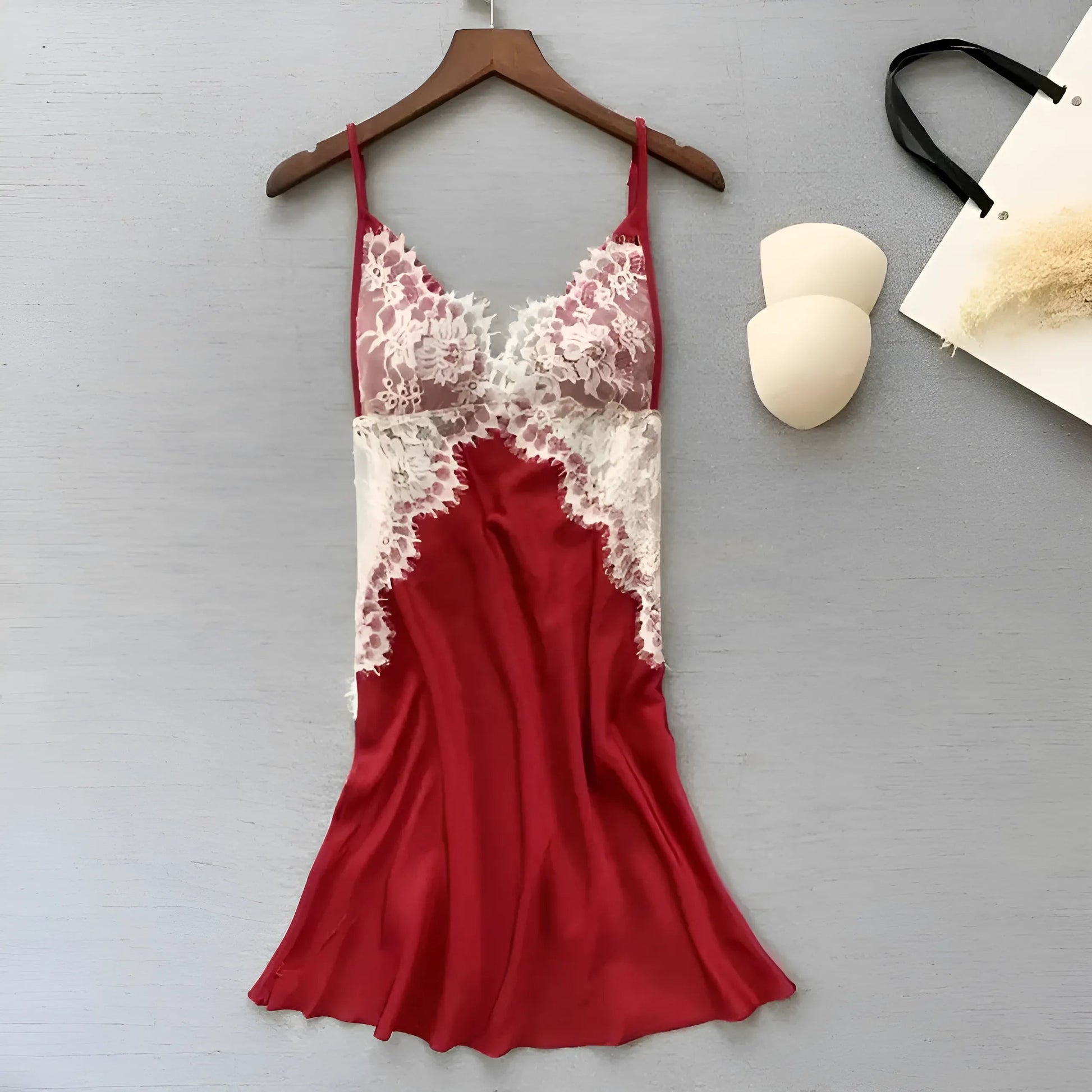 Rouge Nuisette avec dentelle et détail au niveau de la poitrine