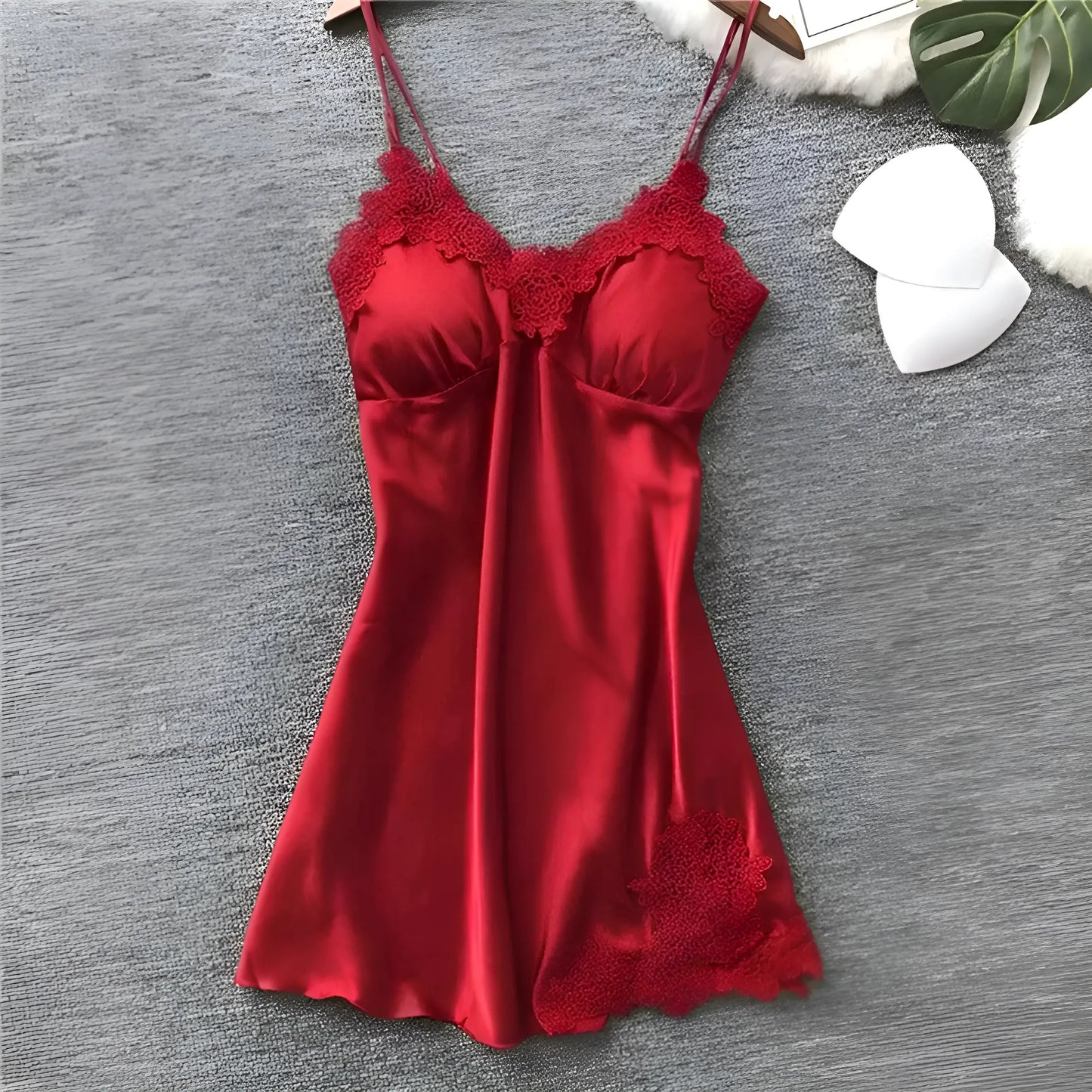 Rouge Nuisette en dentelle délicate